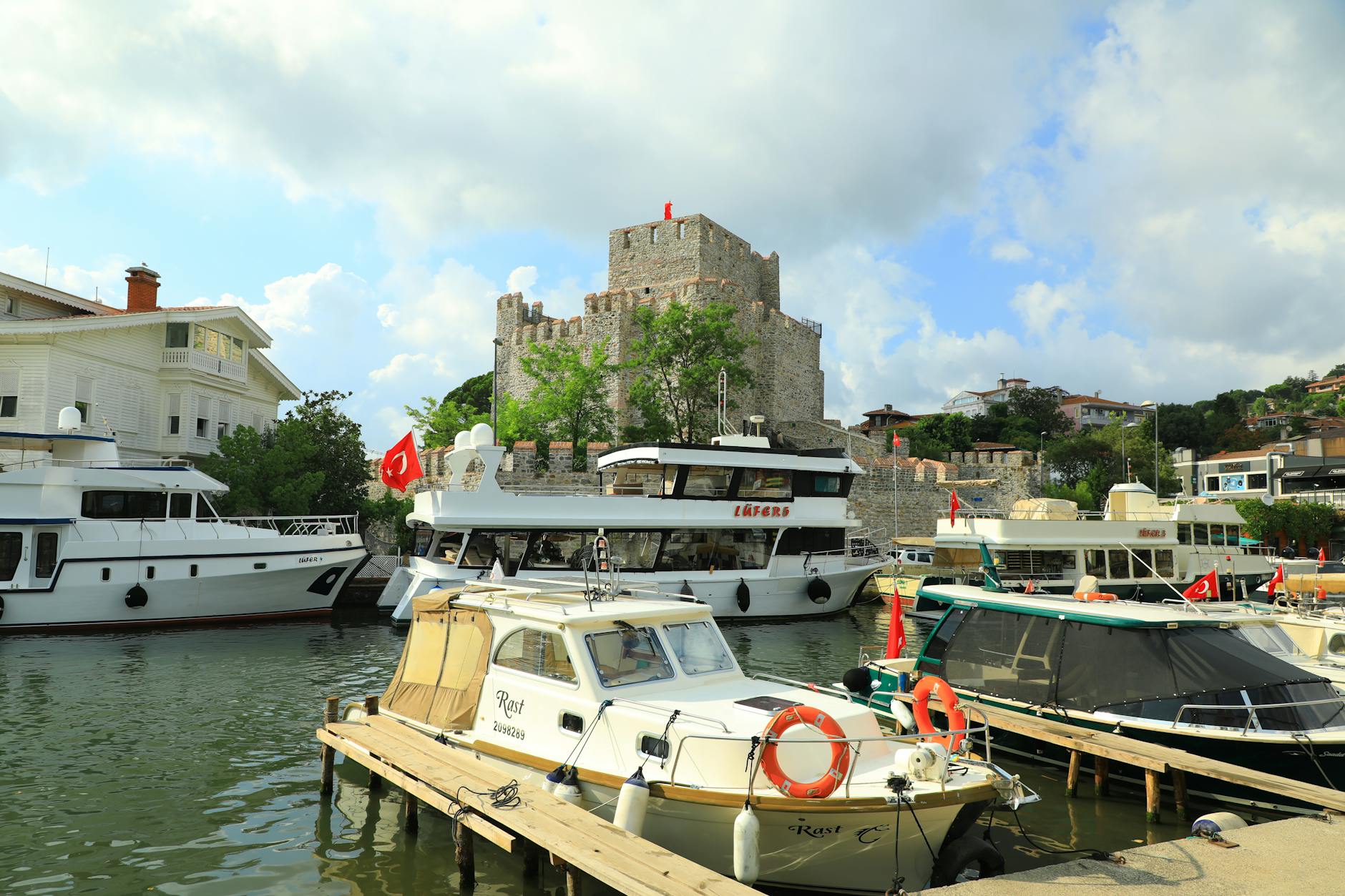 アジア側に位置する歴史的なアナドル・ヒサールの外観。