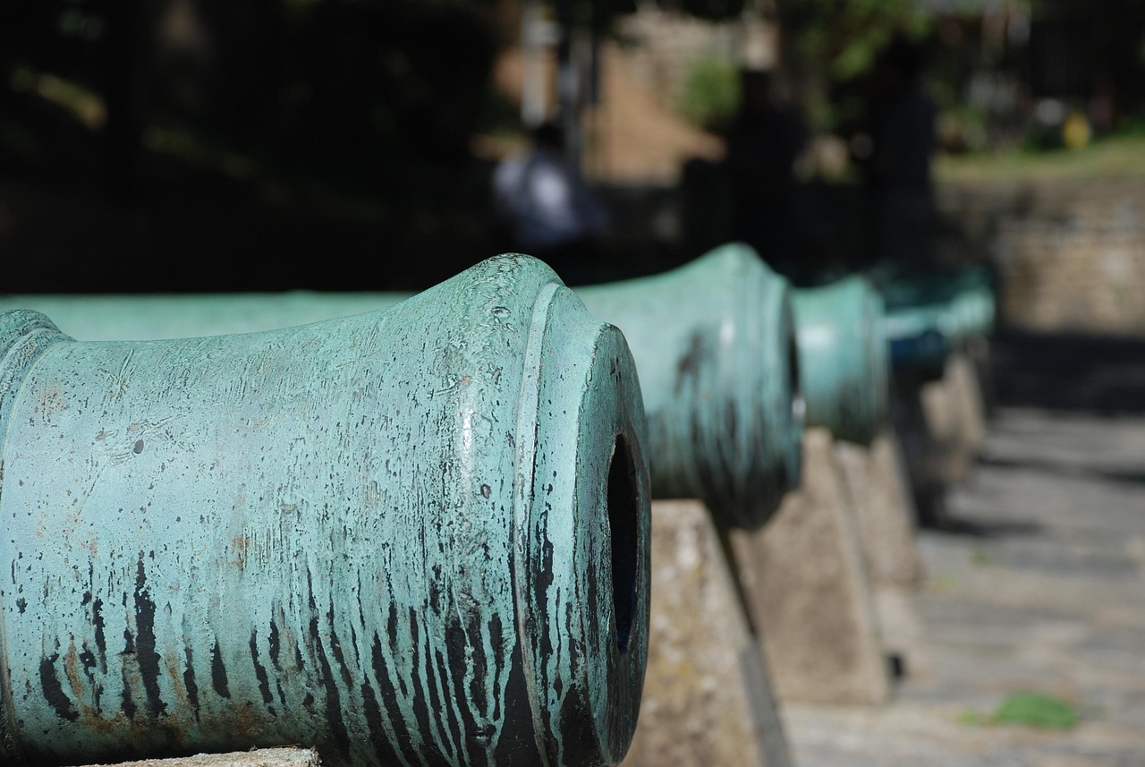 アナドル・ヒサールの城塞に並ぶ歴史を感じさせる重厚な大砲。