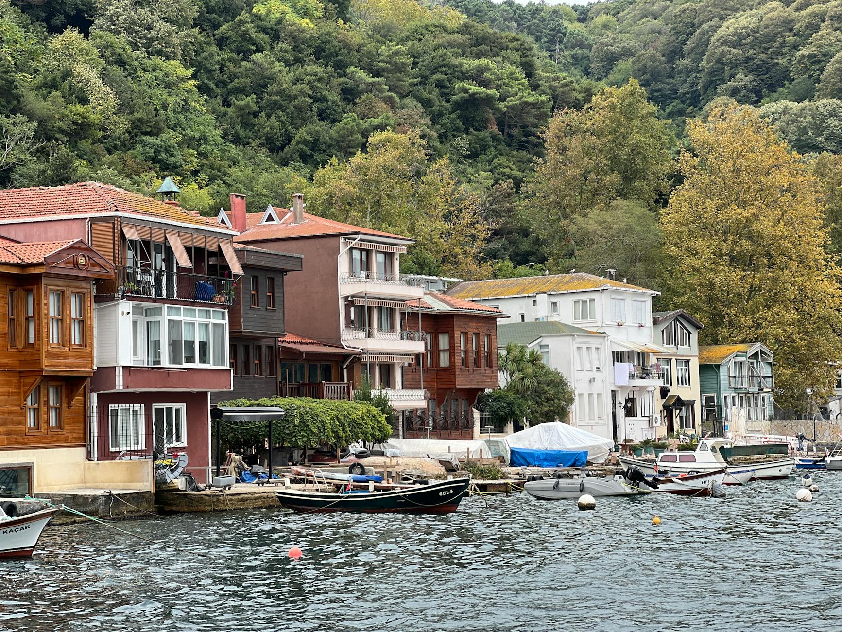 海岸沿いに色とりどりの建物が並ぶアナドル・カヴァウの街並み。