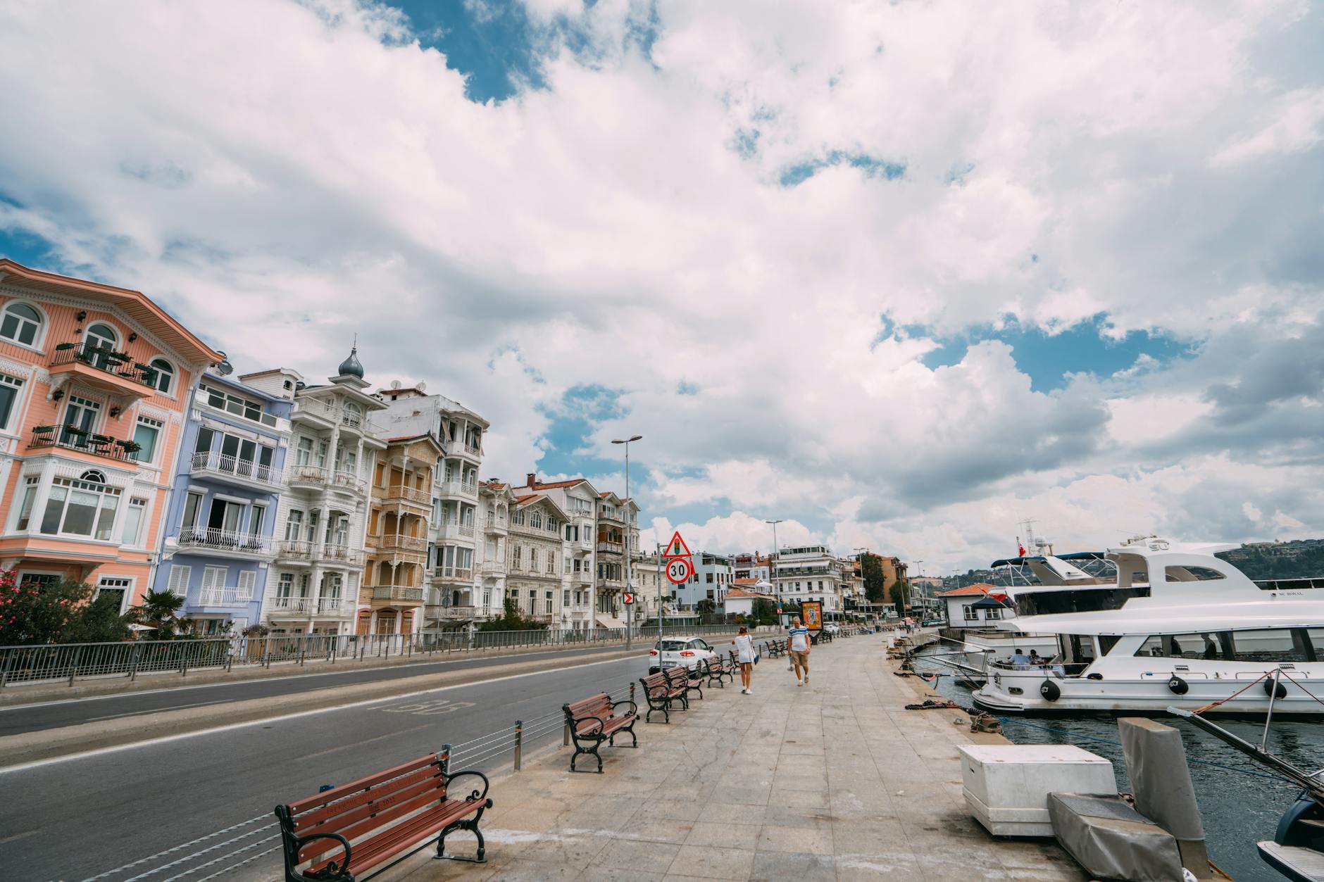 蒼い海と木造洋館に魅せられて：洗練された風が吹く「アルナヴットキョイ〜ベベック」海辺の休日