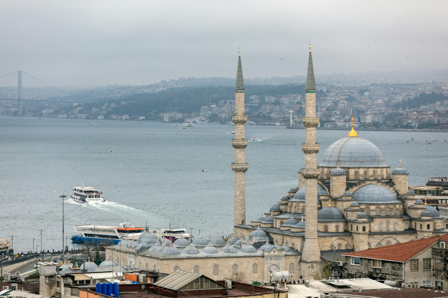 屋上から一望するイェニ・ジャーミィとボスポラス海峡。