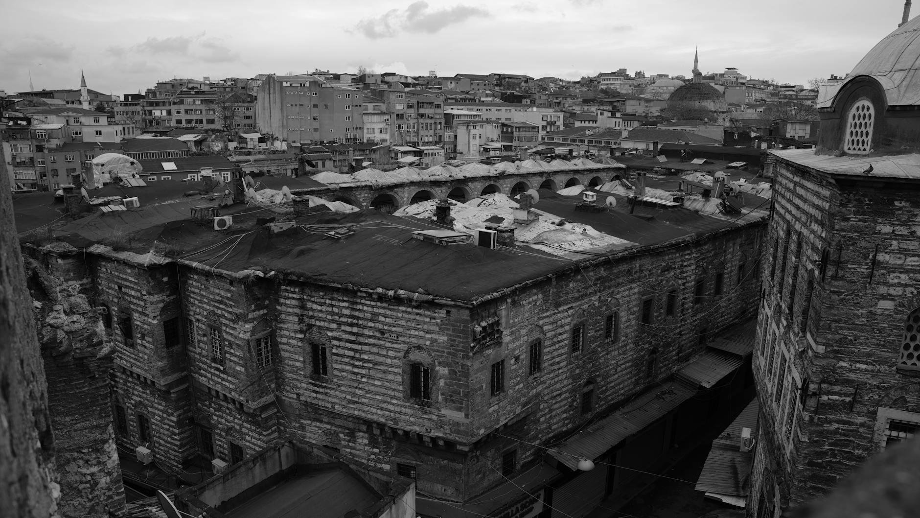 エミノニュを見下ろすヴァーリデ・ハンの歴史的な屋根の風景。