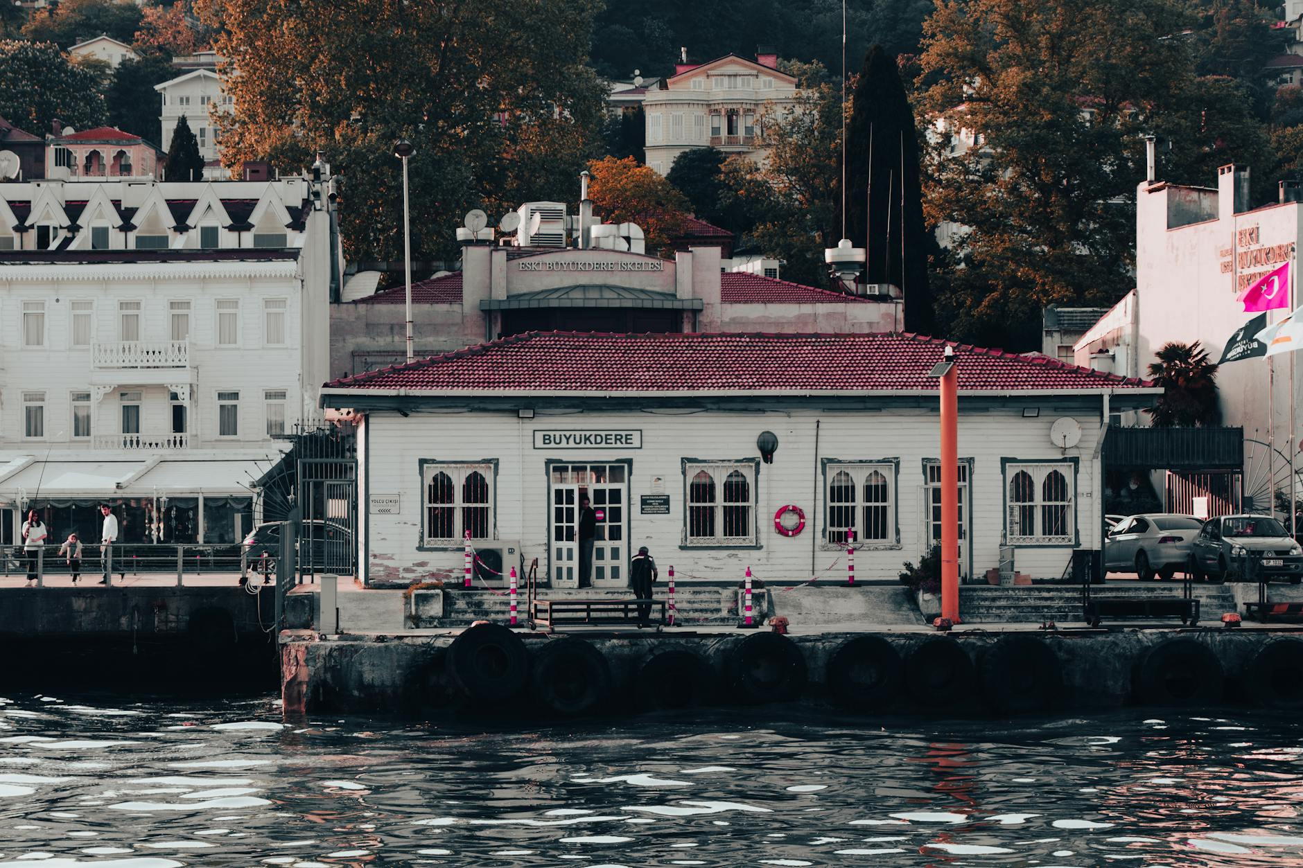 ボスポラス海峡最北端サリエルからビュユクデレまで歴史的邸宅と名門美術館を巡る水辺の散策ルート