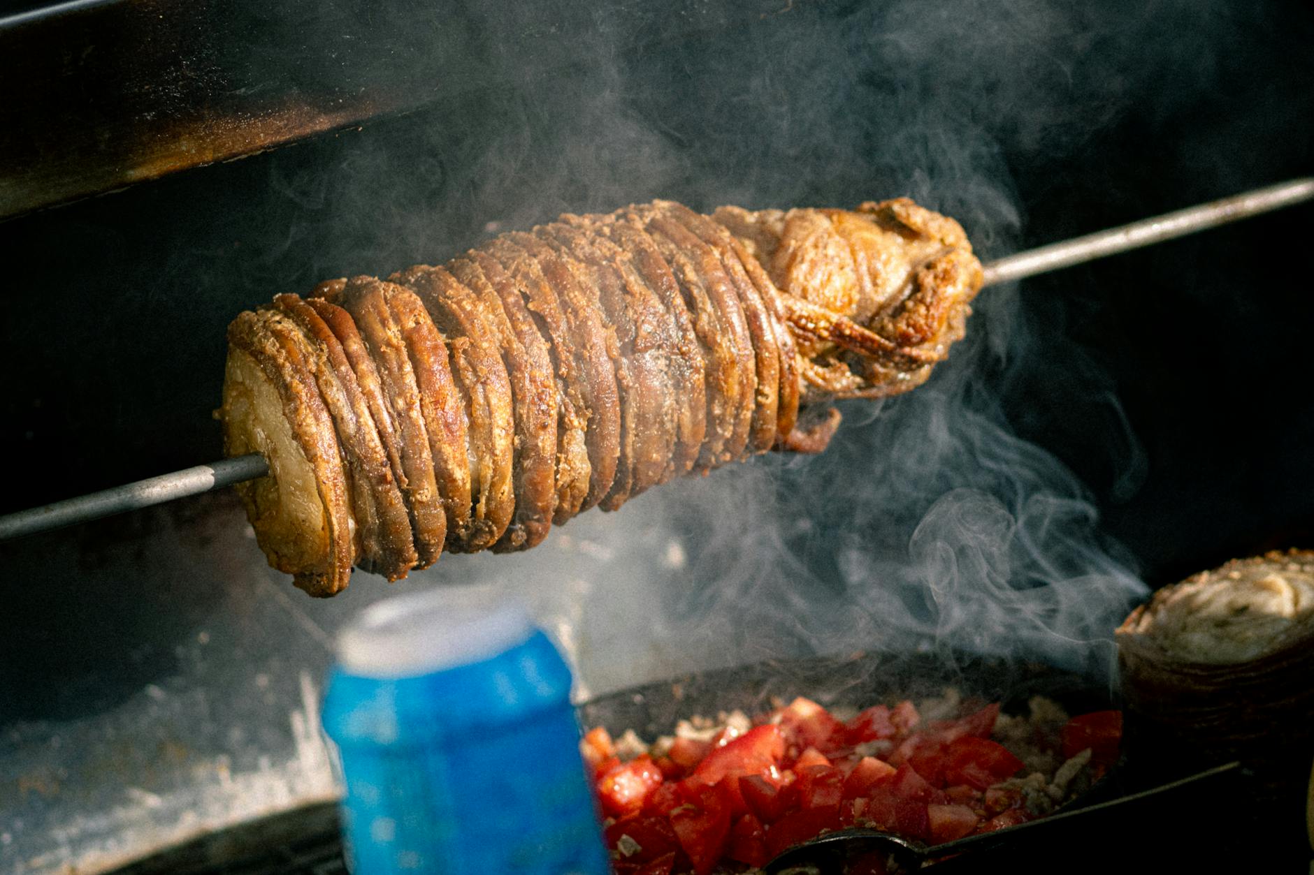 炭火の熱でじっくりと焼き上げられる、香ばしい本場のココレッチ。