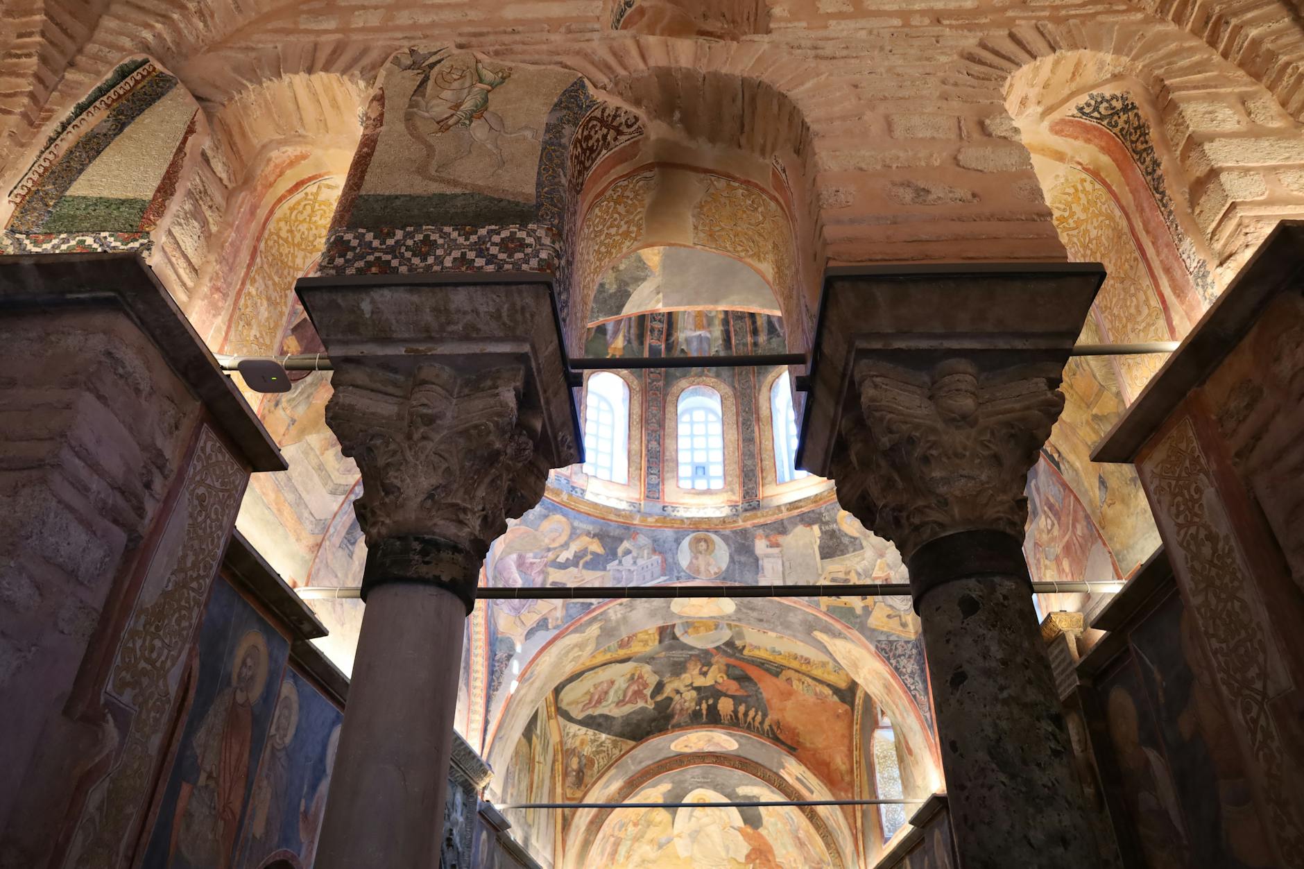 繊細な装飾が施された柱と、物語を伝える鮮やかなフレスコ画。