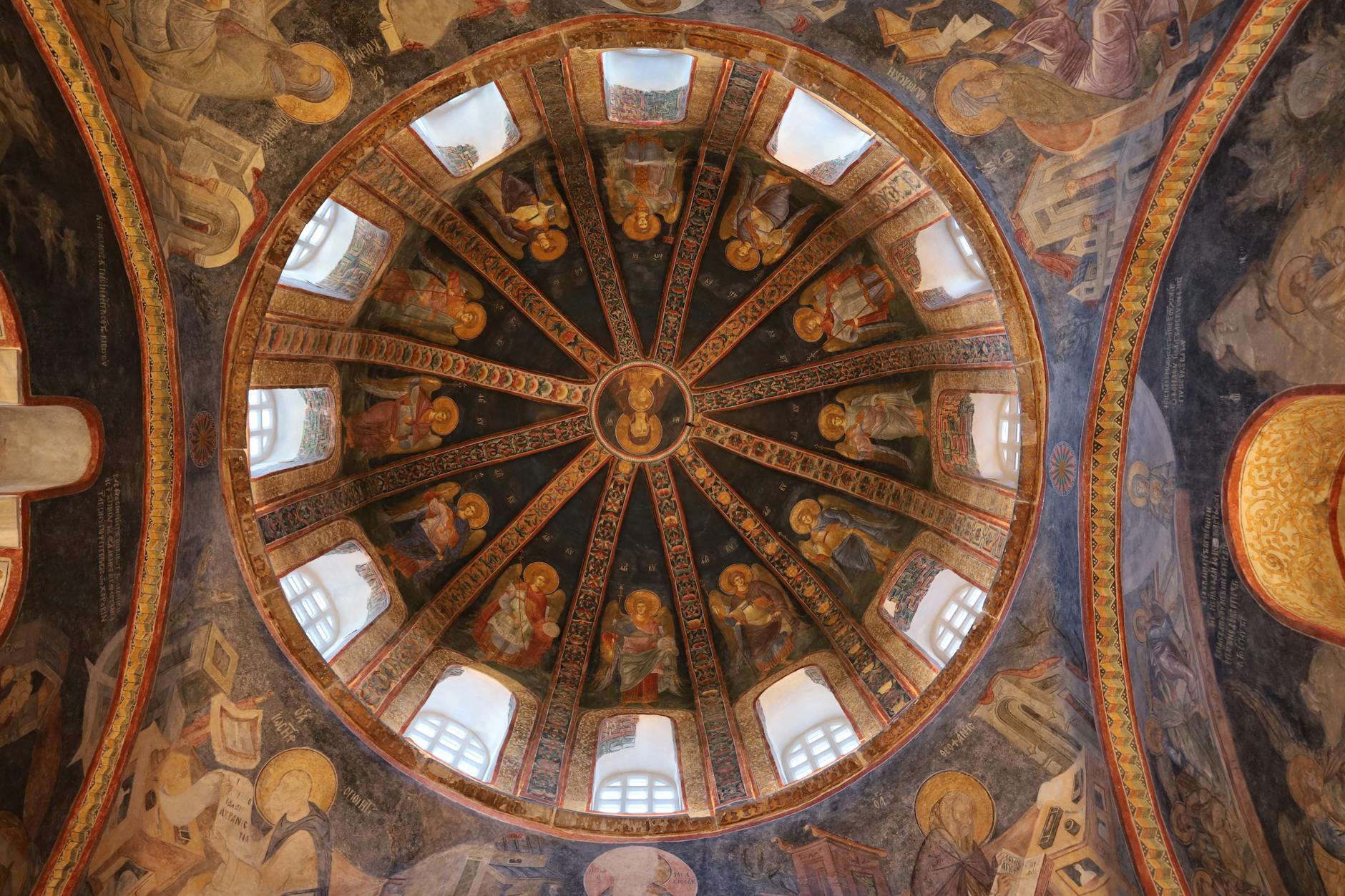 天井ドームに描かれた、光が差し込む美しい聖人たちのフレスコ画。