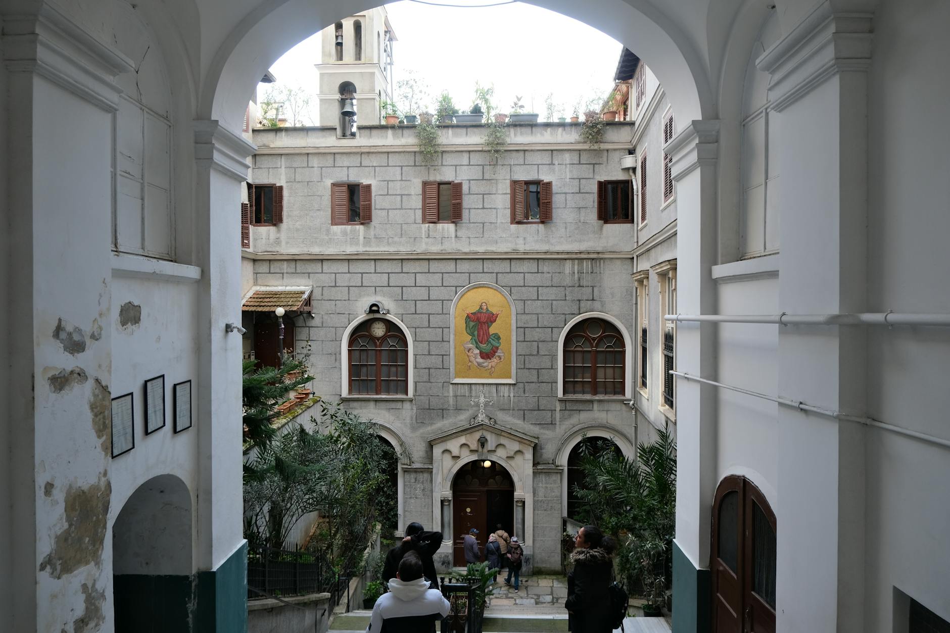 フェネルの聖ジョージ大聖堂でビザンツの面影を残す黄金のイコンと聖遺物を静かに鑑賞するための見学手順