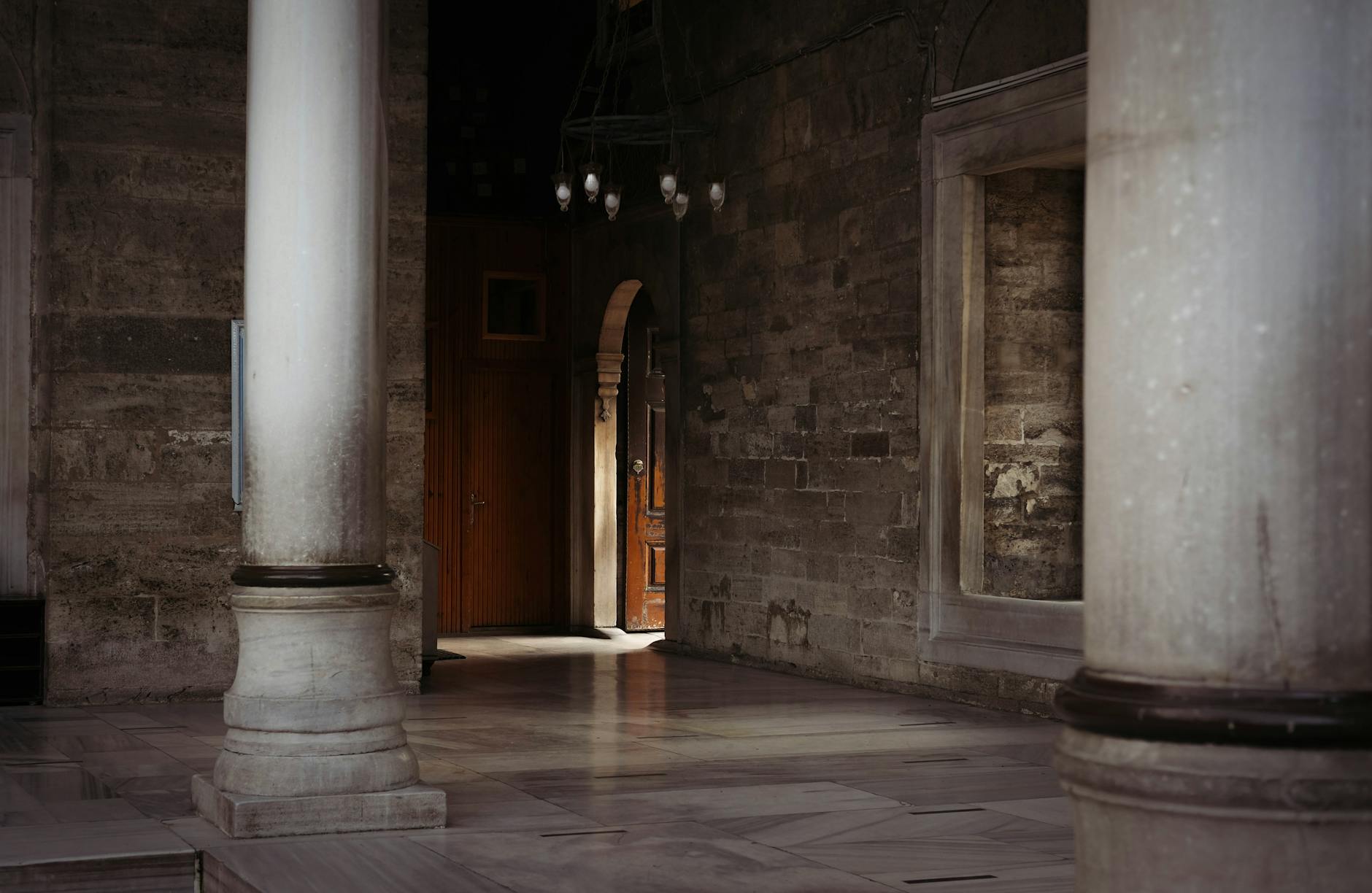 エユップ・スルタン・モスクの静寂に包まれた歴史を感じさせる回廊。