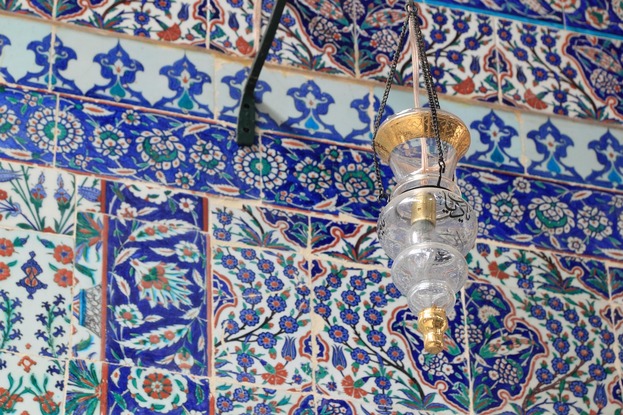 聖地エユップ・スルタンモスクを彩る美しいタイルと伝統的なランプ。