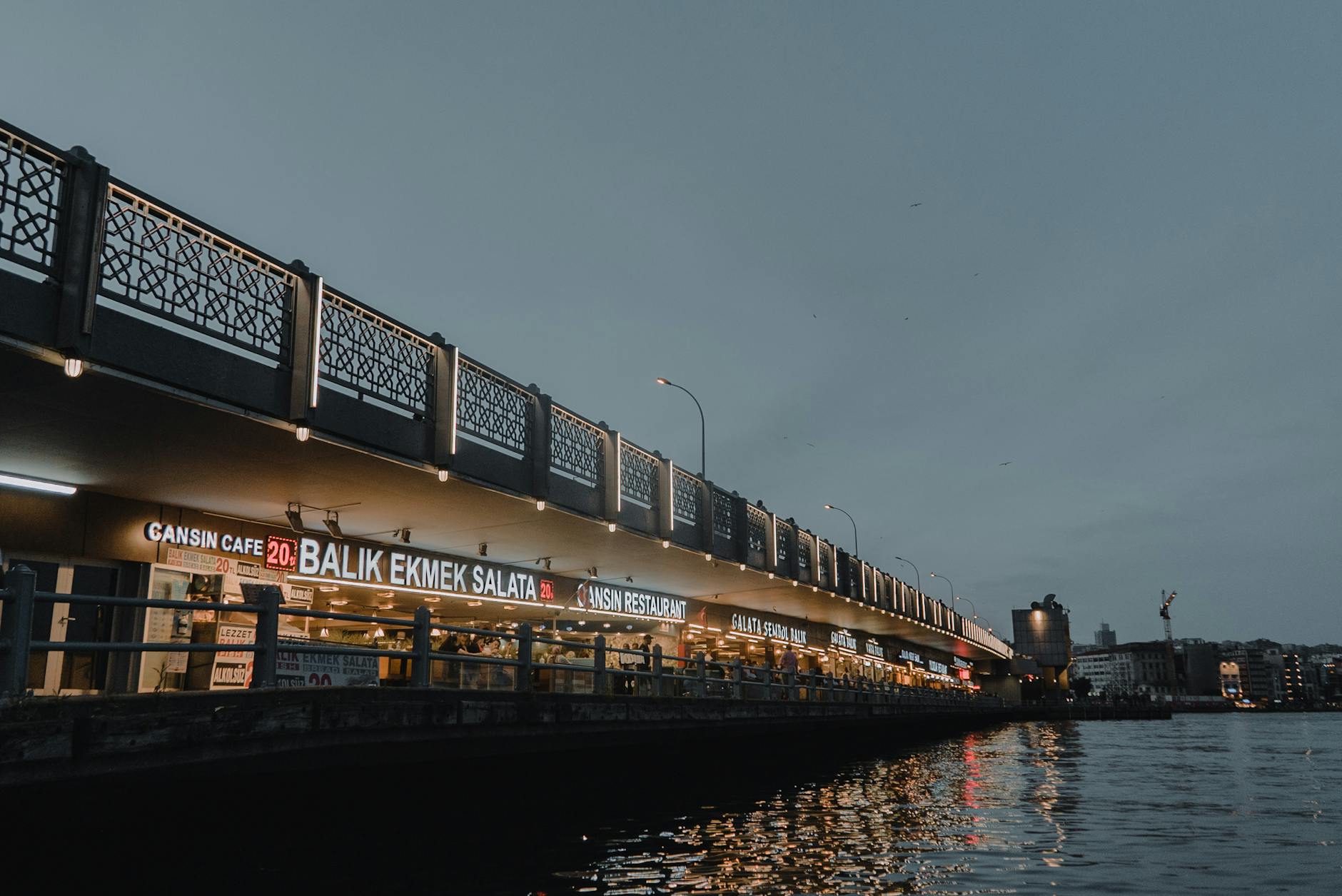 ガラタ橋の下に並ぶサバサンドを提供するレストラン。