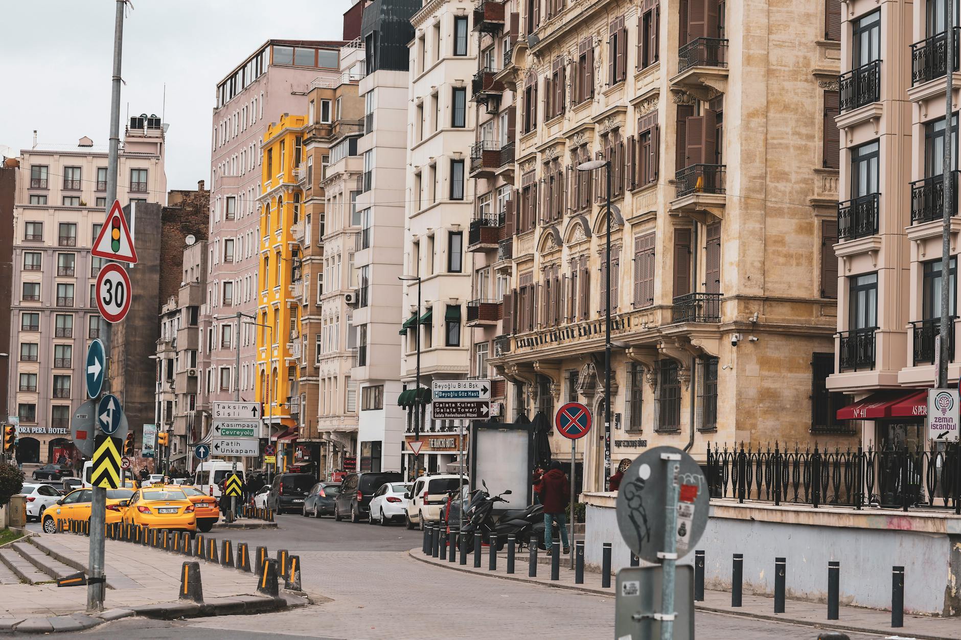 ガラタ地区に今も残る壮麗な十九世紀の歴史的建造物。