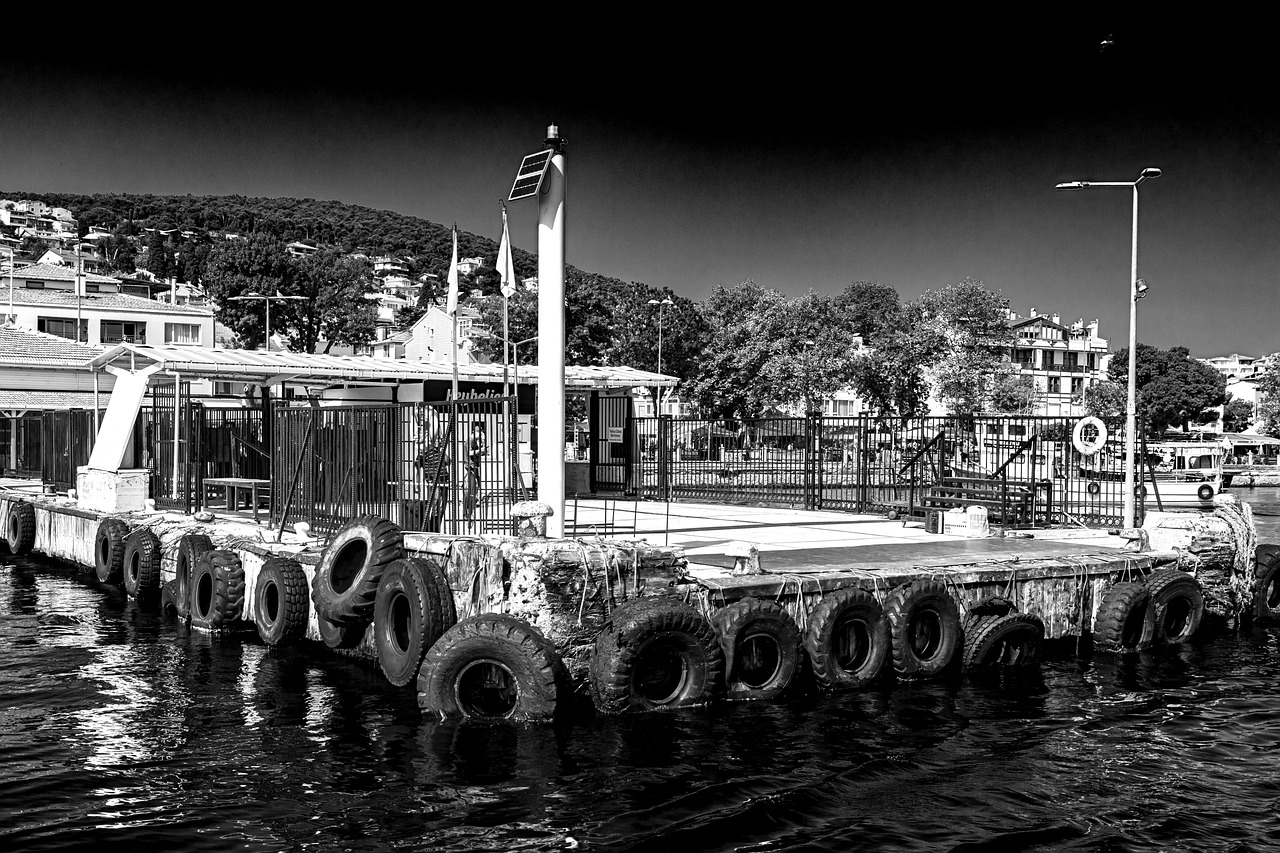 ヘイベリアダ島の玄関口である活気あるフェリー乗り場の風景。