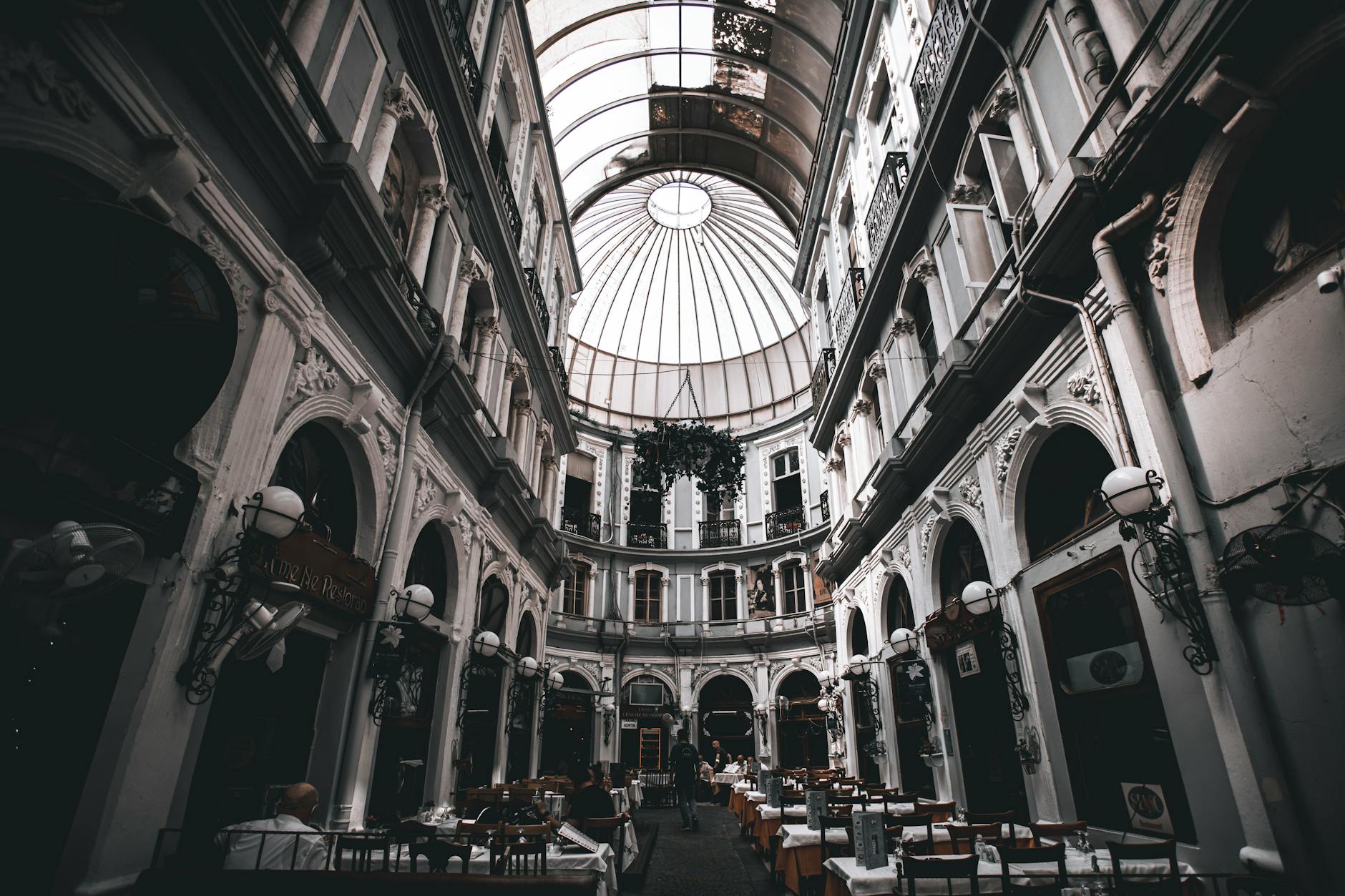 美しいドーム型の屋根を持つペラ地区の歴史的なチチェッキ・パサージュ。