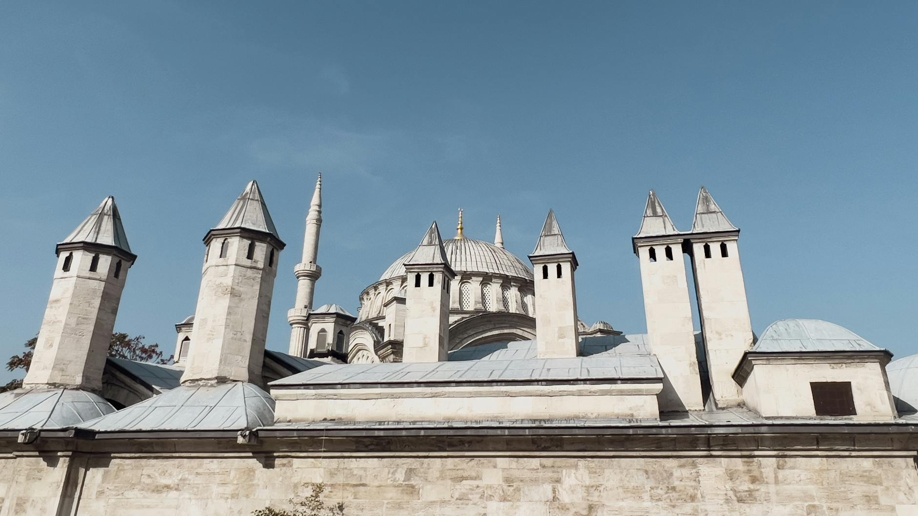 歴史ある隊商宿の煙突越しに望むヌルオスマニエ・モスクのドーム。