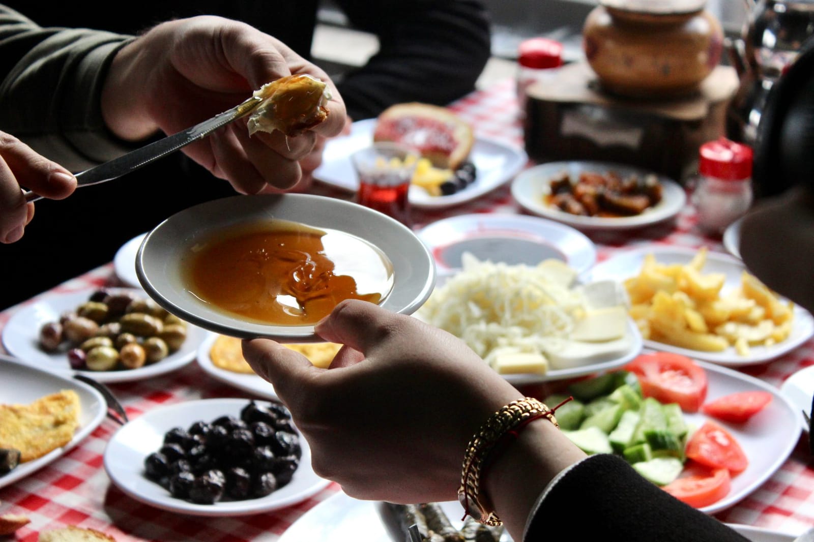 はちみつを添えたカイマックと多彩なトルコの伝統的な朝食