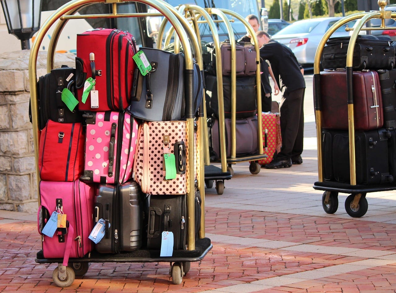 タグが付けられカートに一時預かり保管された多くの荷物。