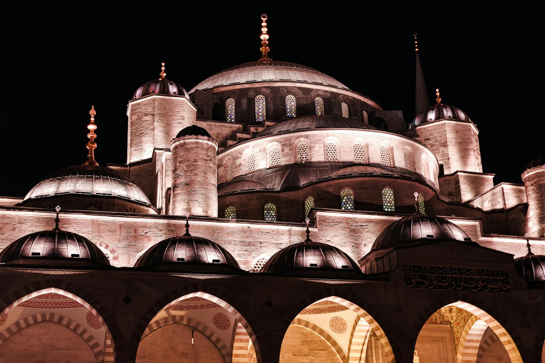 夜の闇の中で幻想的にライトアップされたスルタンアフメット・モスク。