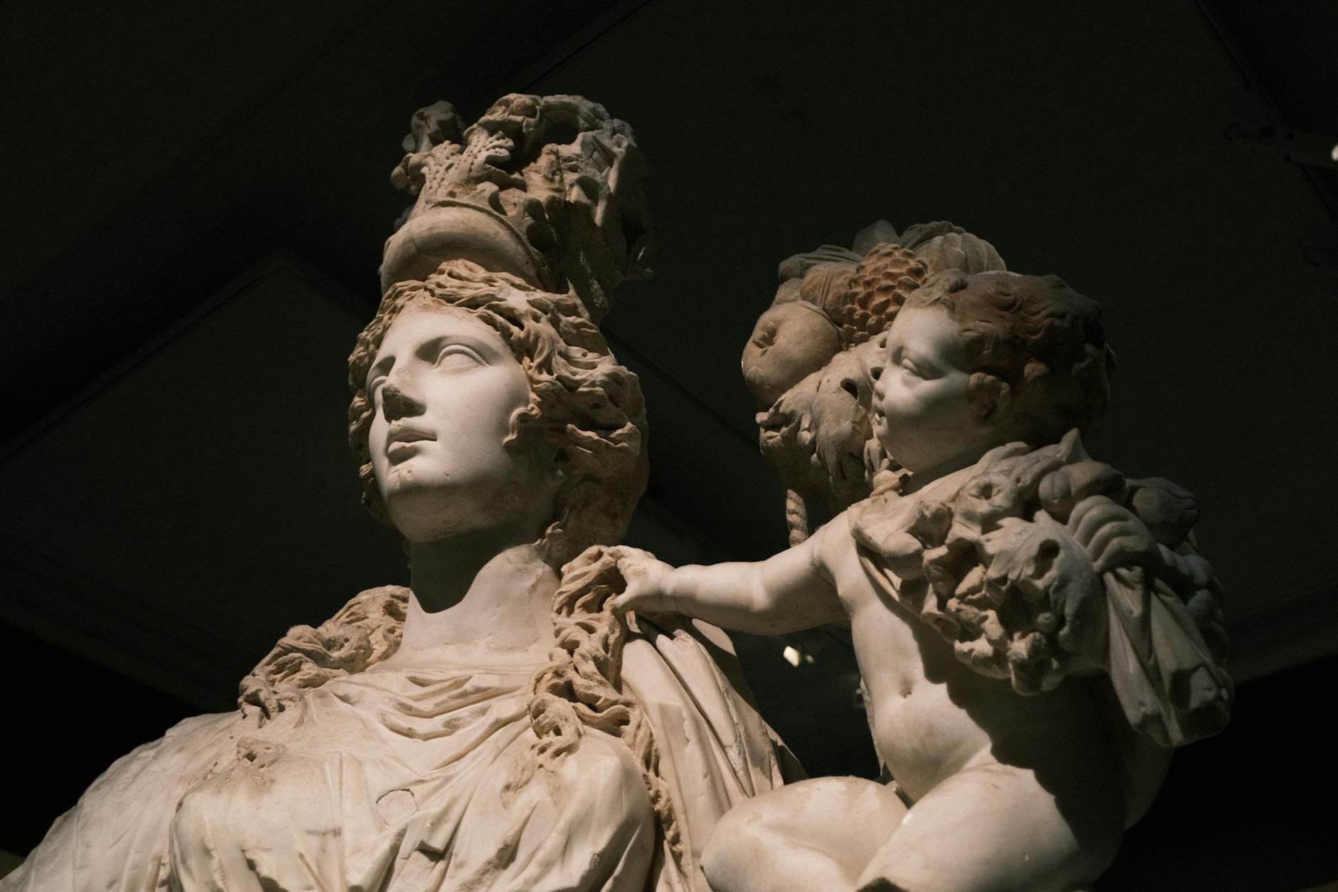 イスタンブール考古学博物館に展示されている優美な古代の彫像。