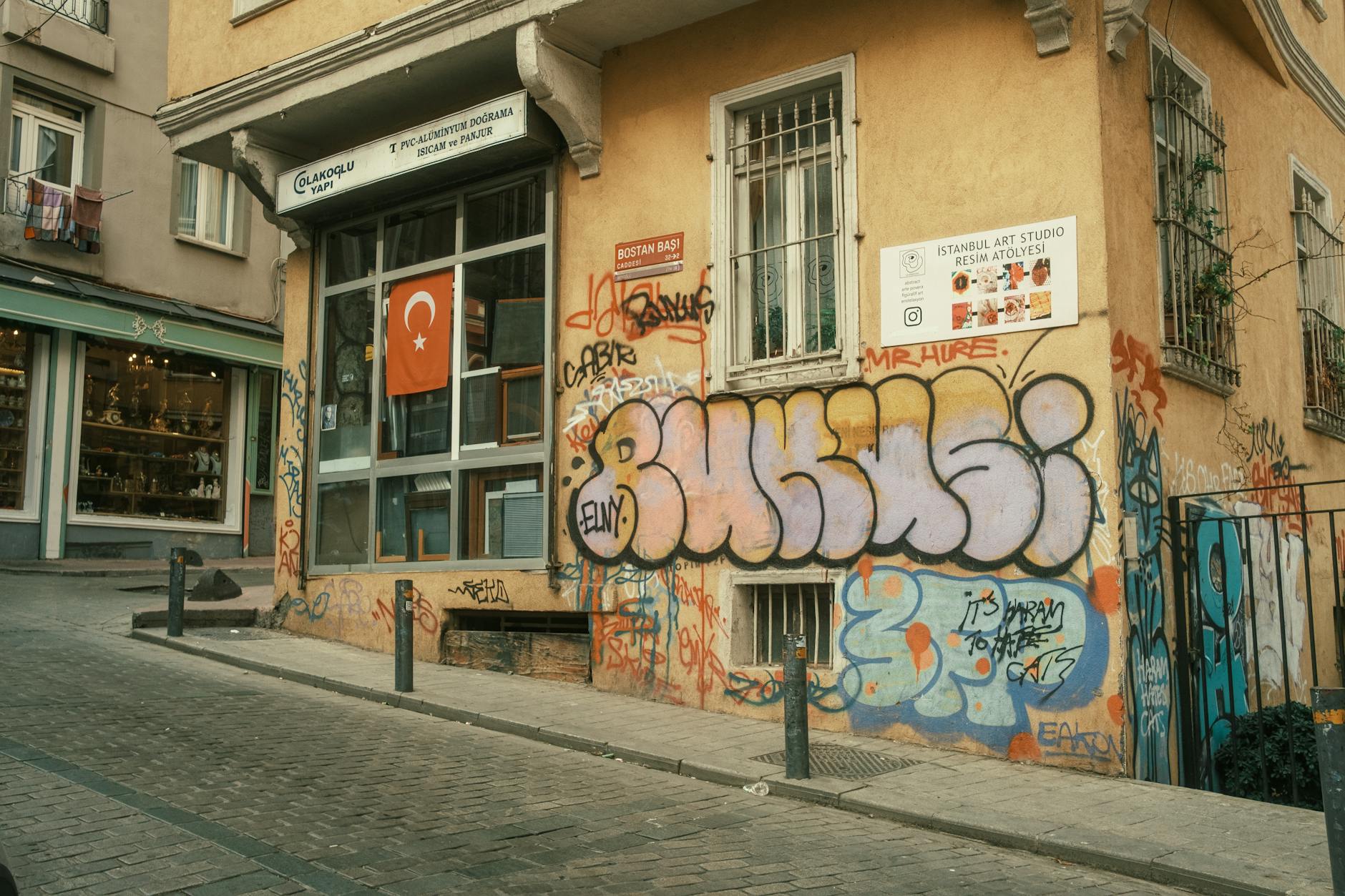 建物全体にグラフィティが施されたカラキョイ地区の芸術スタジオ。