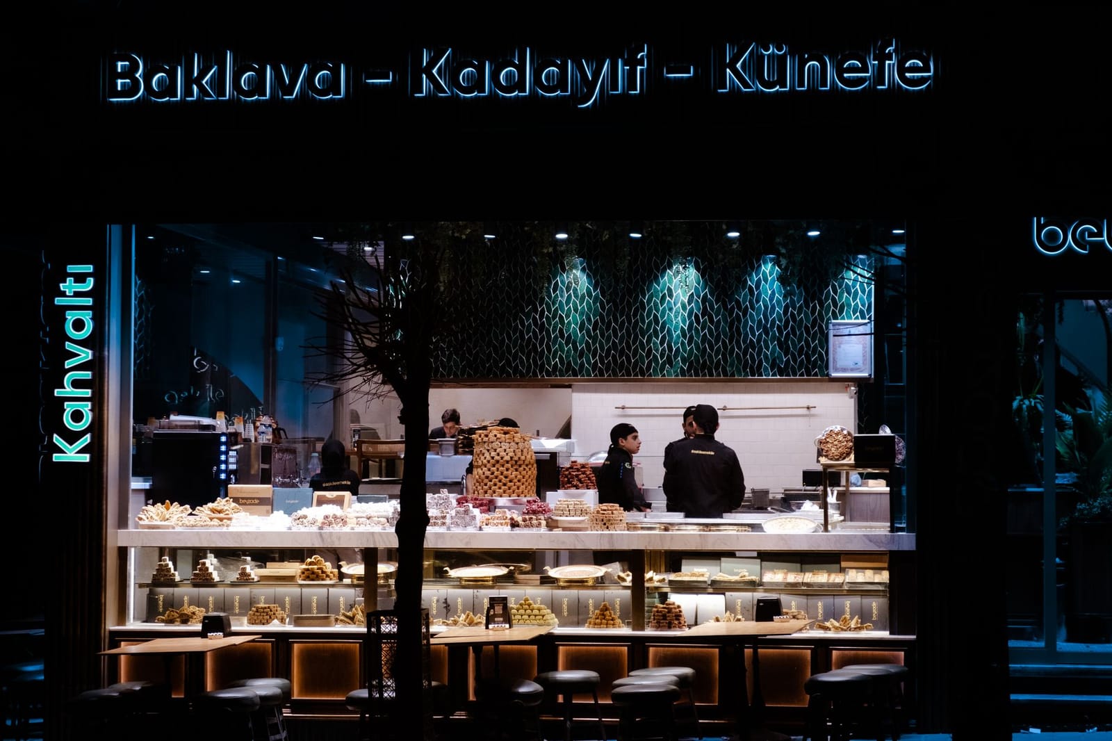 看板にキュネフェと掲げられたイスタンブールのスイーツ専門店。