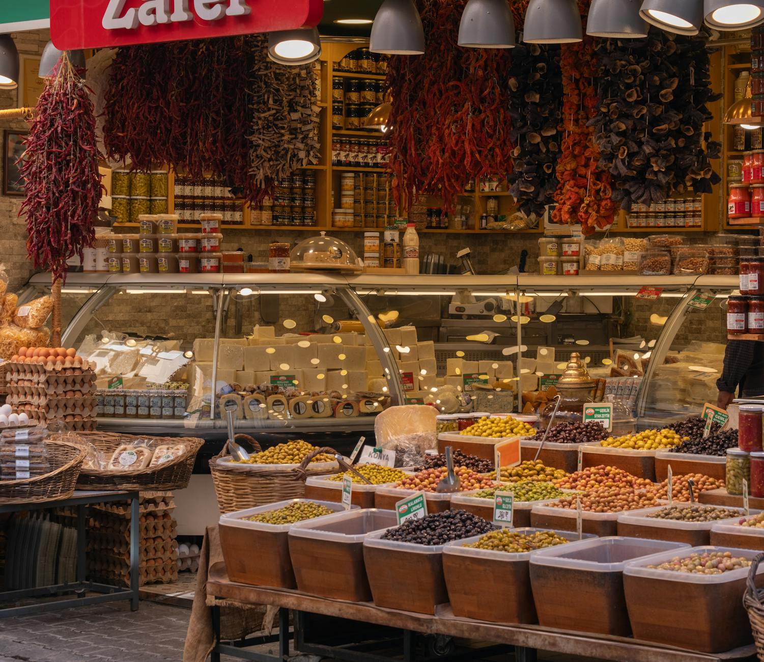 高級デリの店頭に並ぶ多種多様なオリーブと乾燥野菜。