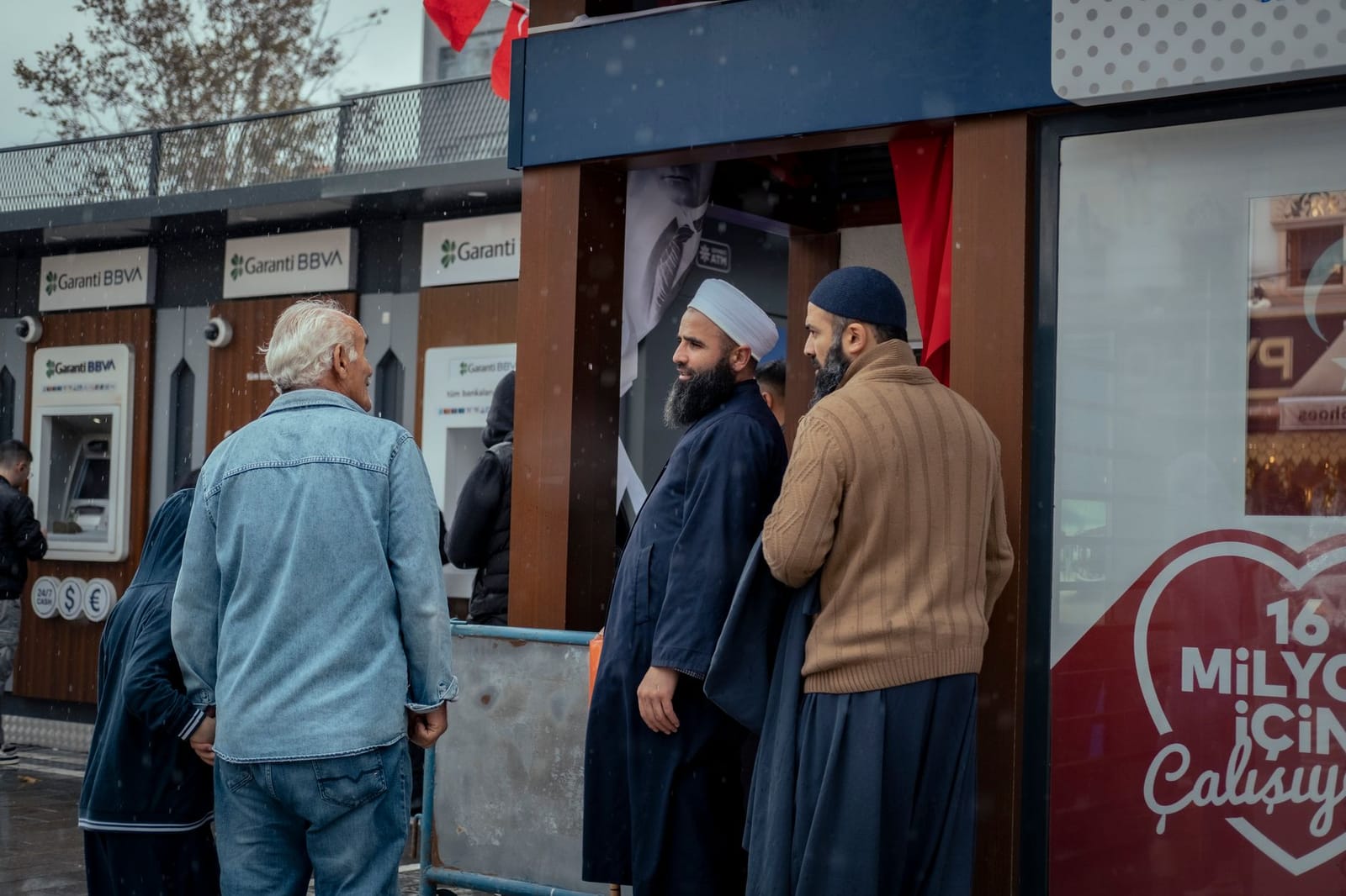 イスタンブールの街頭に設置されたガランティ銀行のATM。