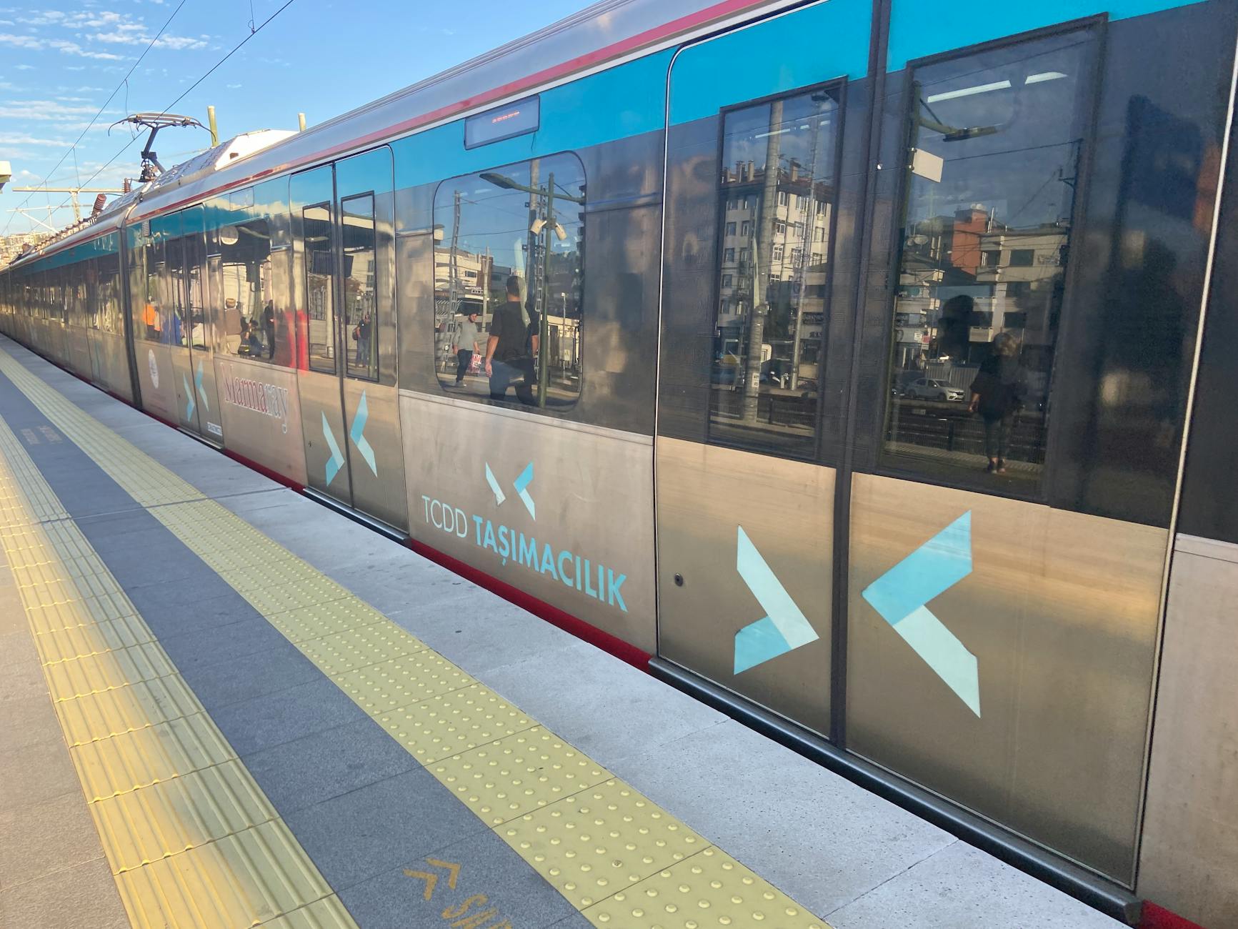 ヨーロッパとアジアを結ぶイスタンブールの幹線、マルマライの車両。