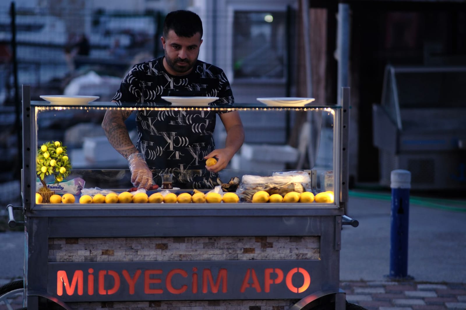 イスタンブールで名物のムール貝料理ミディエ・ドルマとタヴァを安心して味わう名店選びと立ち食いの流儀