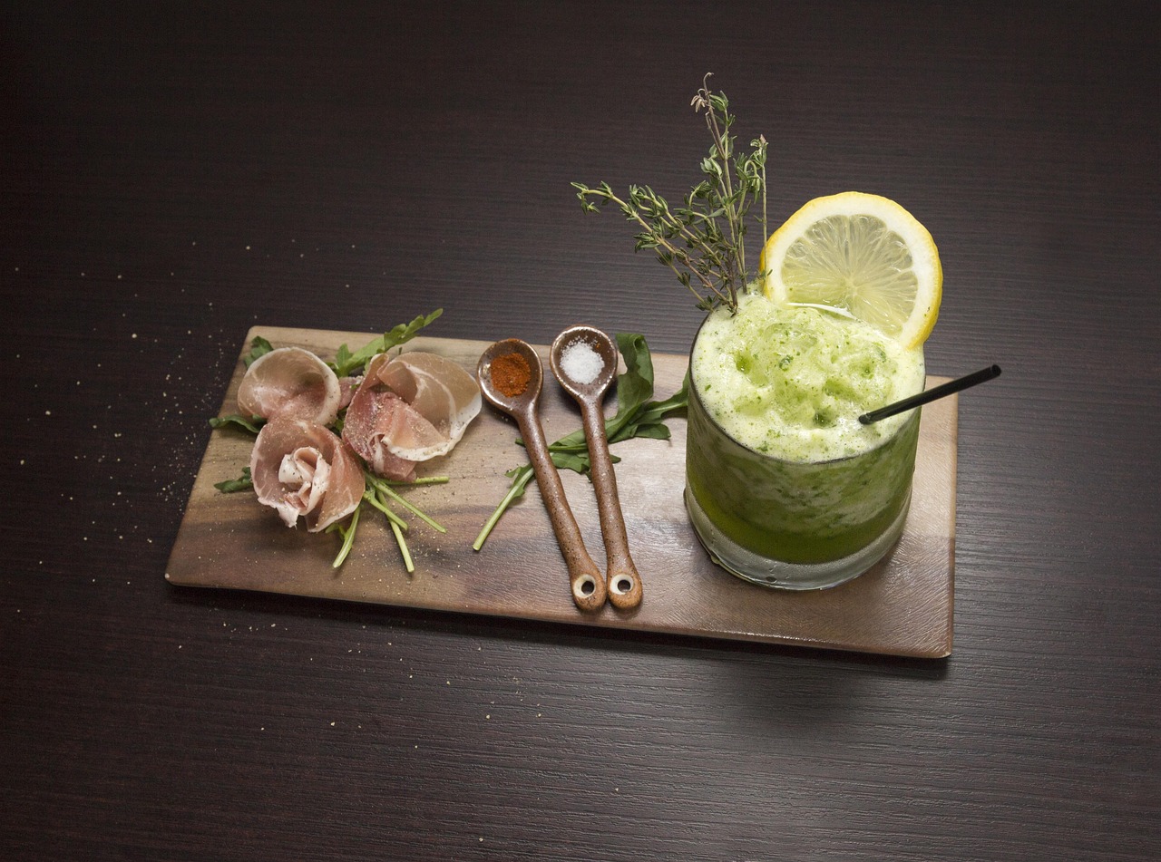 ルーフトップバーにふさわしいお洒落なカクテルとおつまみのセット。