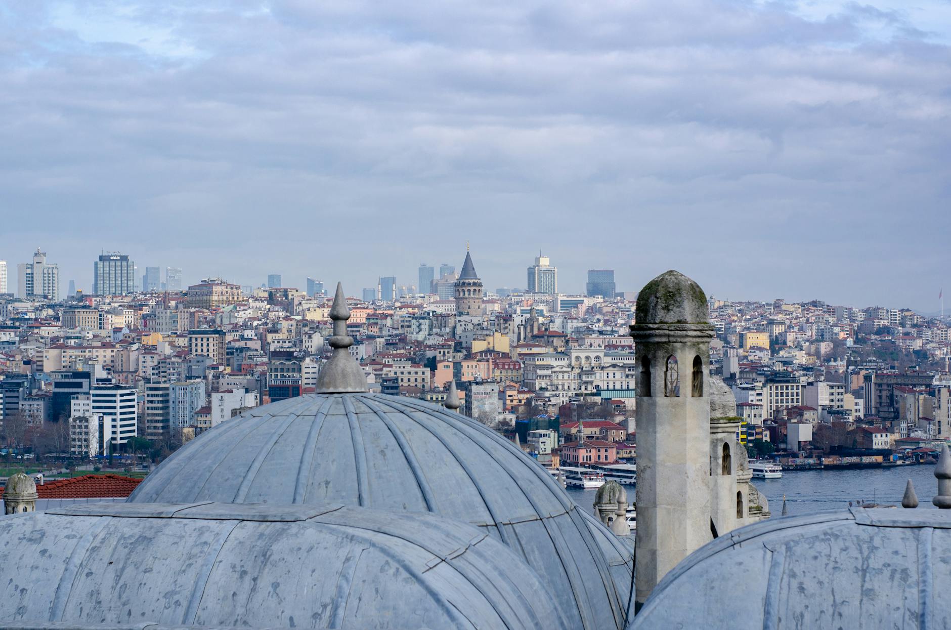 ドーム屋根越しに見るガラタ塔とイスタンブールの街並み。