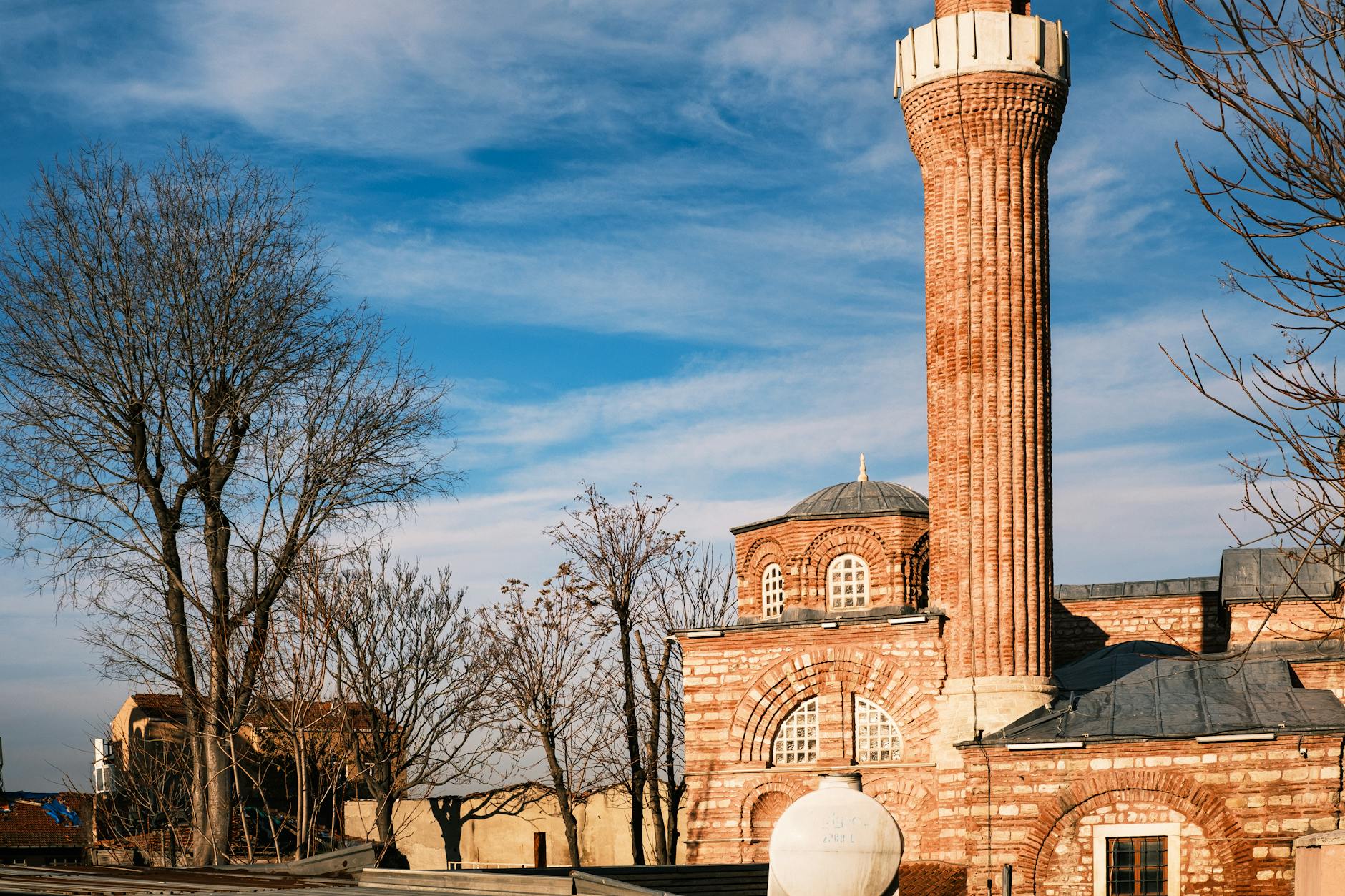 エディルネカプ散策で訪れたい歴史あるカリエ・モスクの美しい外観。