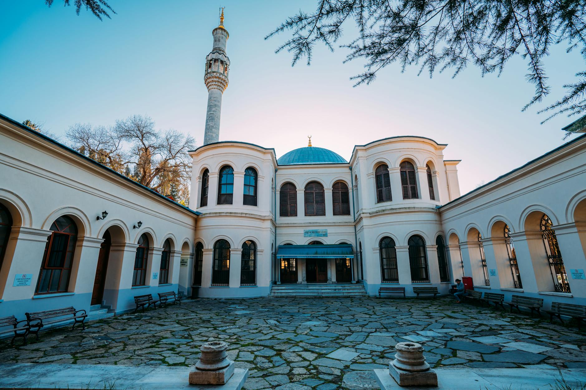 喧騒を離れた静かな場所に佇むキュチュク・アヤソフィアの外観。