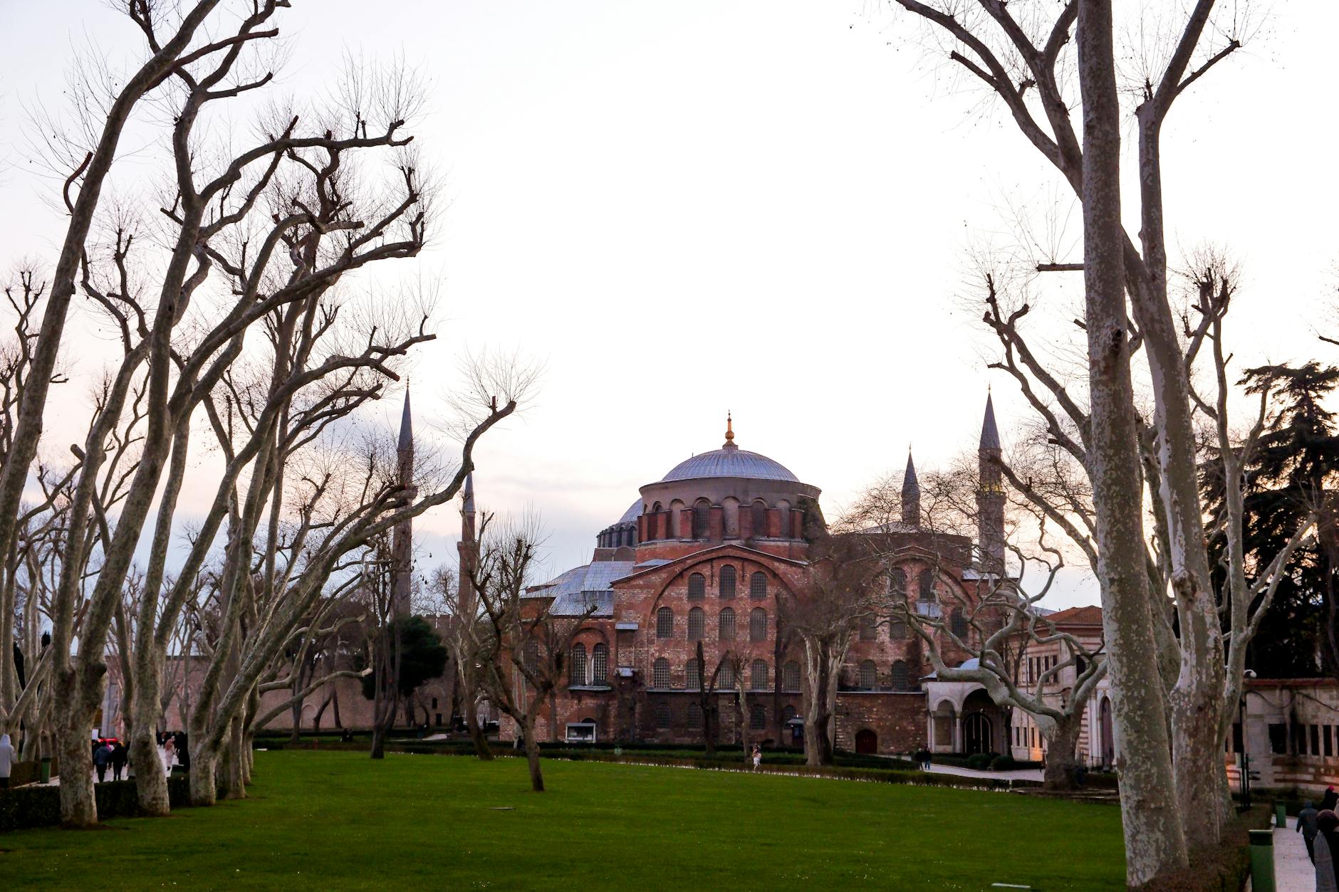 冬の穏やかな光に包まれたキュチュク・アヤソフィア（小さなアヤソフィア）の外観。