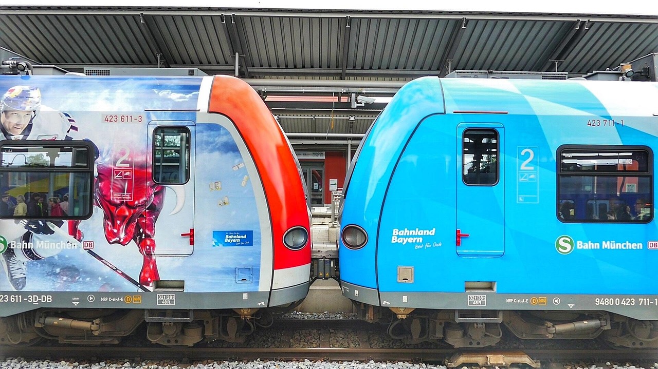 ミュンヘンで連結して停車する鮮やかな青と赤の通勤電車。