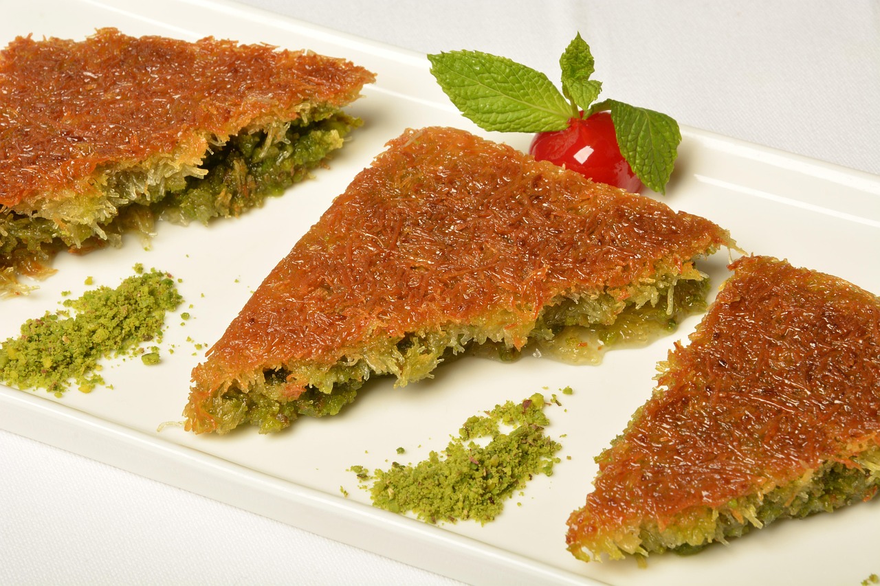 ピスタチオを散らした伝統的なトルコ菓子カダイフの洗練された一皿。