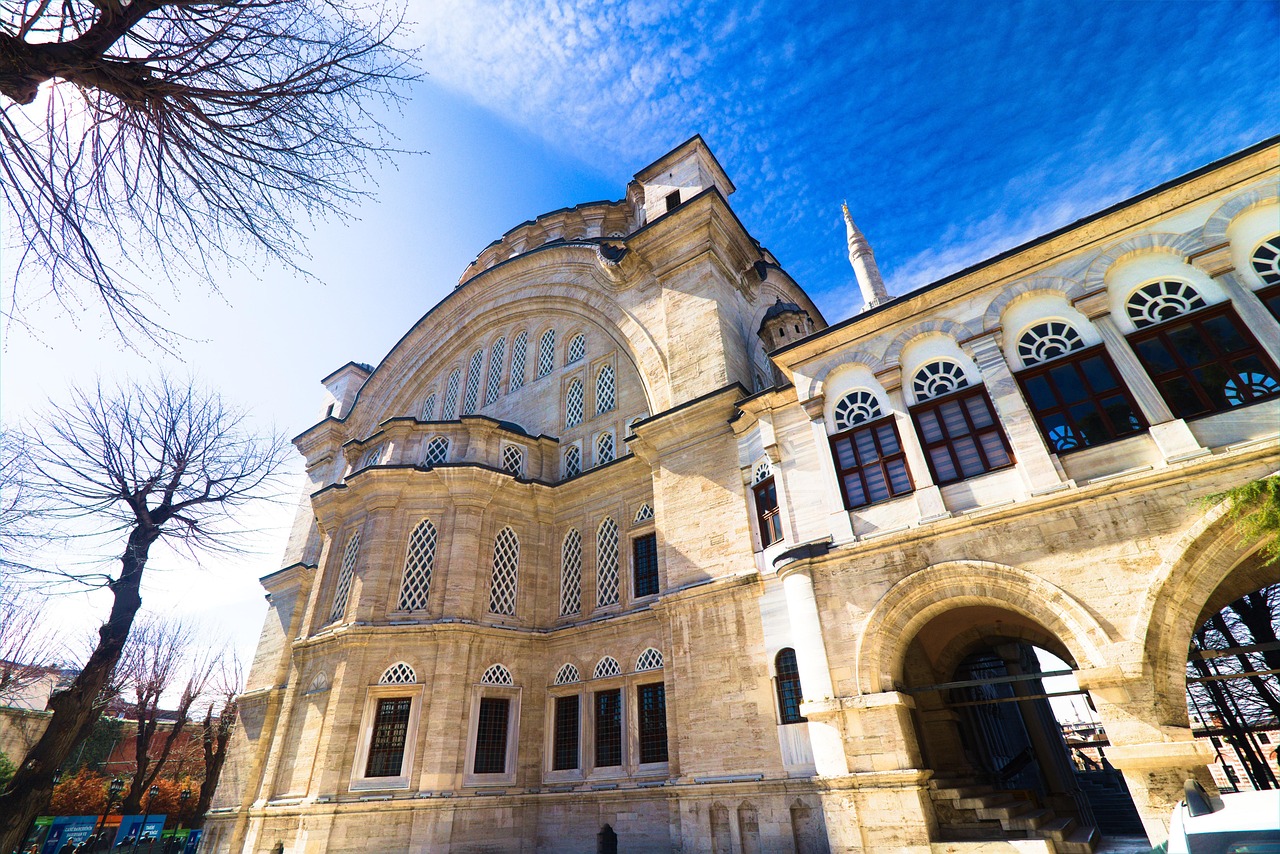 ヌルオスマニエ・モスクの優美なバロック建築と周辺の歴史ある隊商宿を効率よく巡る手順