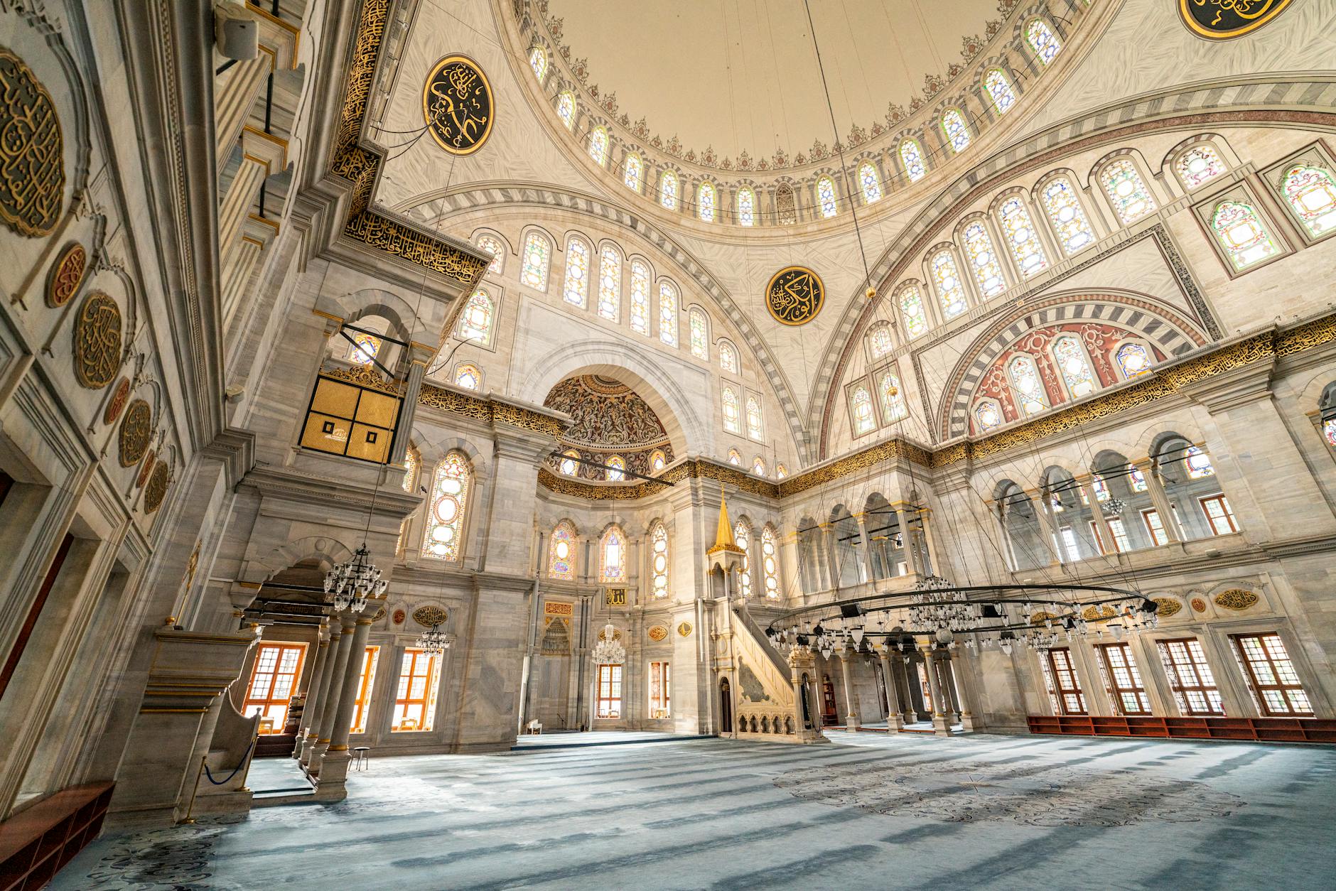 優美なバロック様式が特徴的なヌルオスマニエ・モスクの広大な礼拝堂。