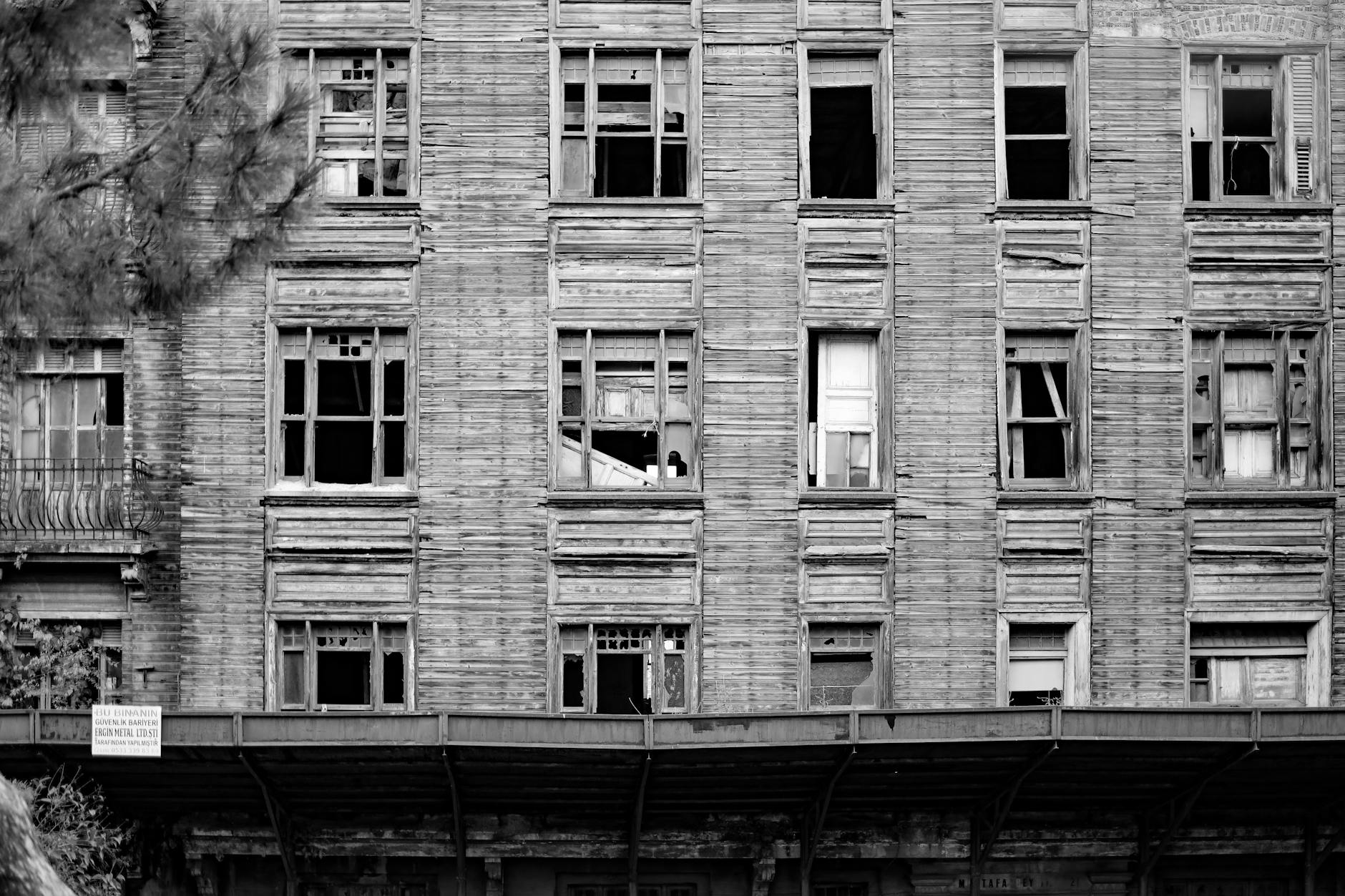 ハスコイの歴史を感じさせる古い木造建築の外観。