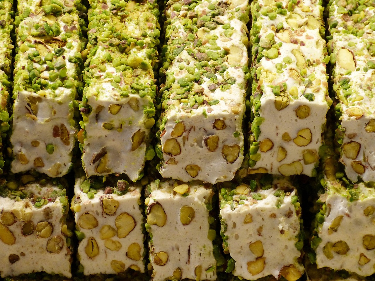 ピスタチオがたっぷり入った伝統的なロクムの断面。