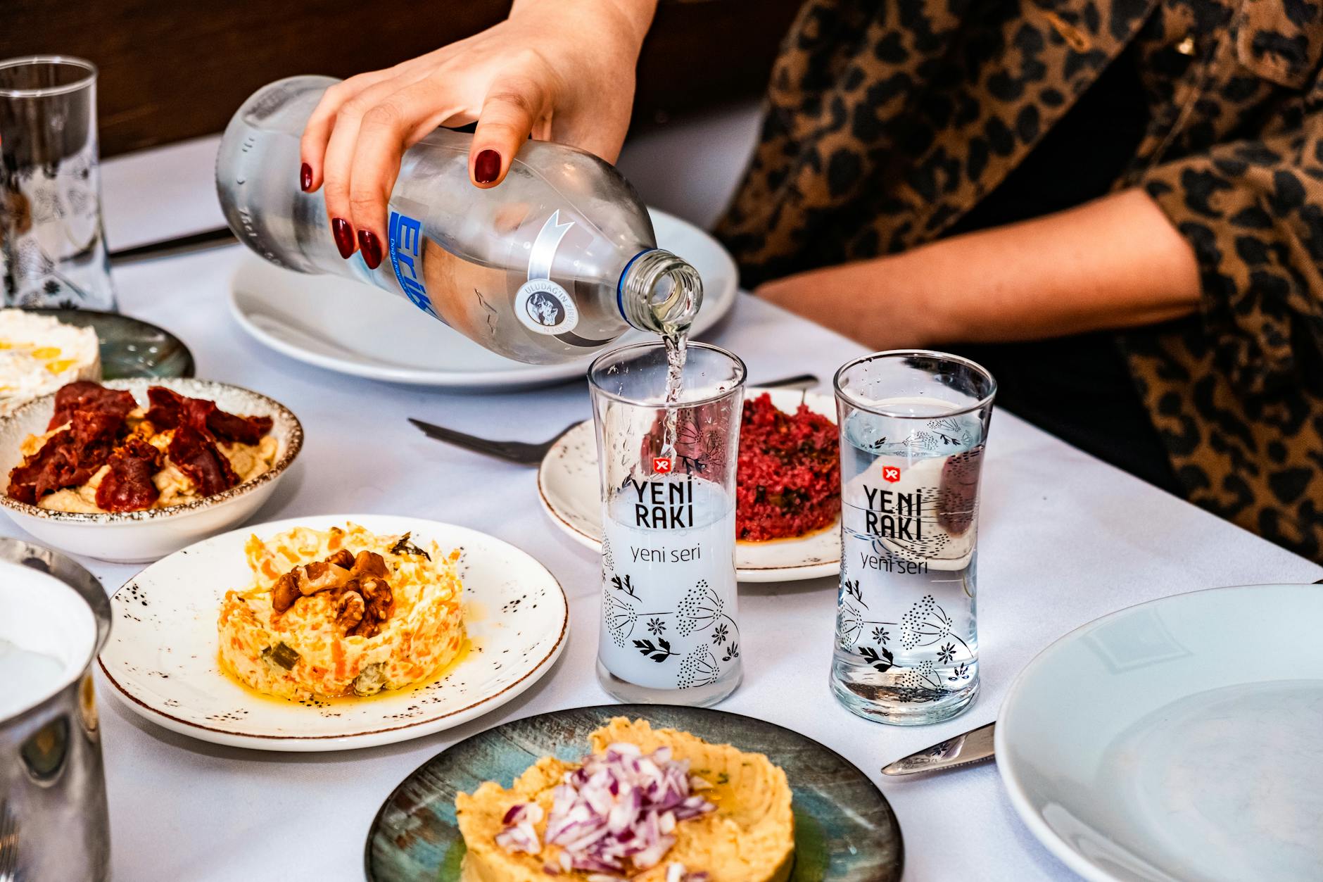 「ケバブ」の先にある美食：夕暮れ、小皿料理、そしてラク。イスタンブールの夜を彩る「メイハネ」の流儀