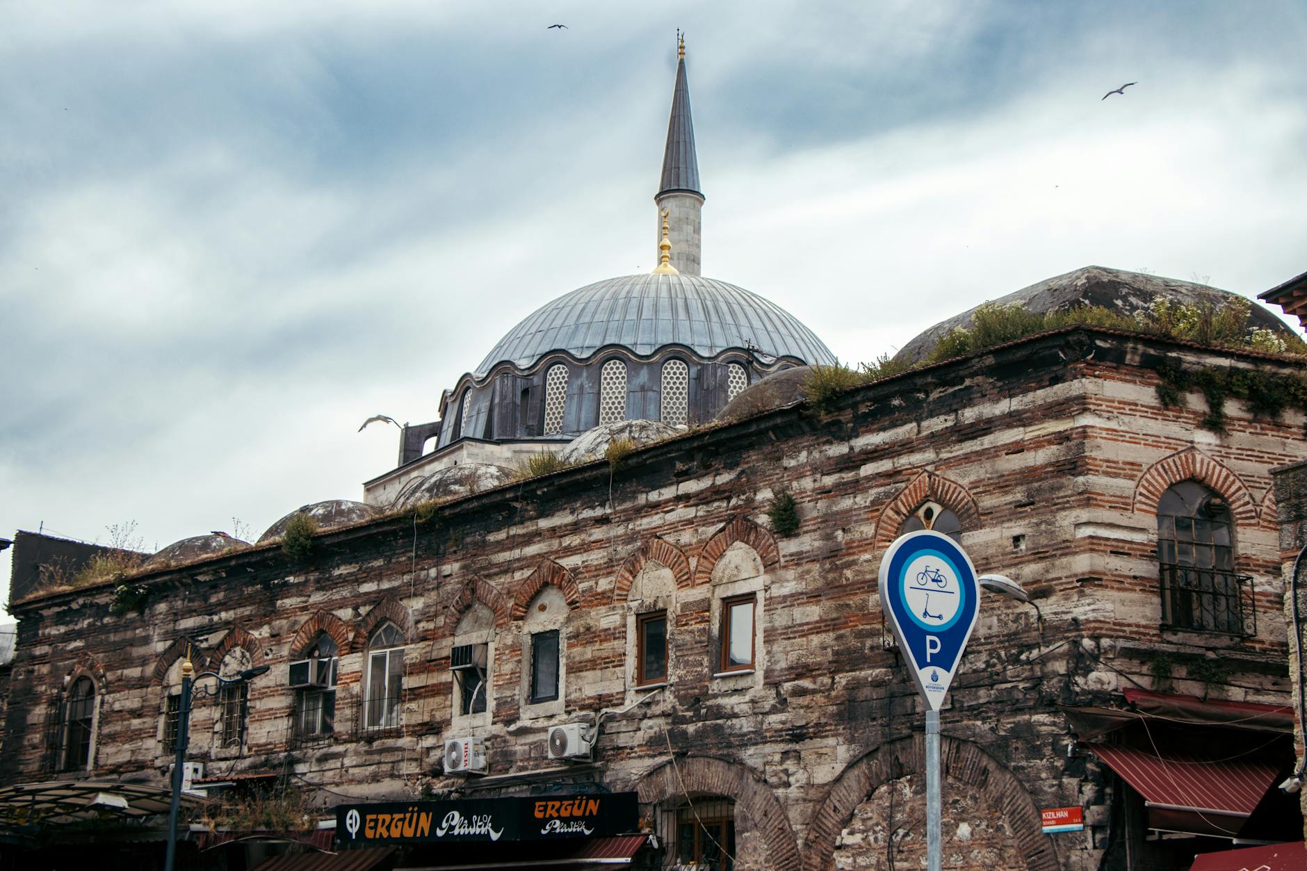 問屋街の2階部分に建てられたリュステム・パシャ・モスクの外観。