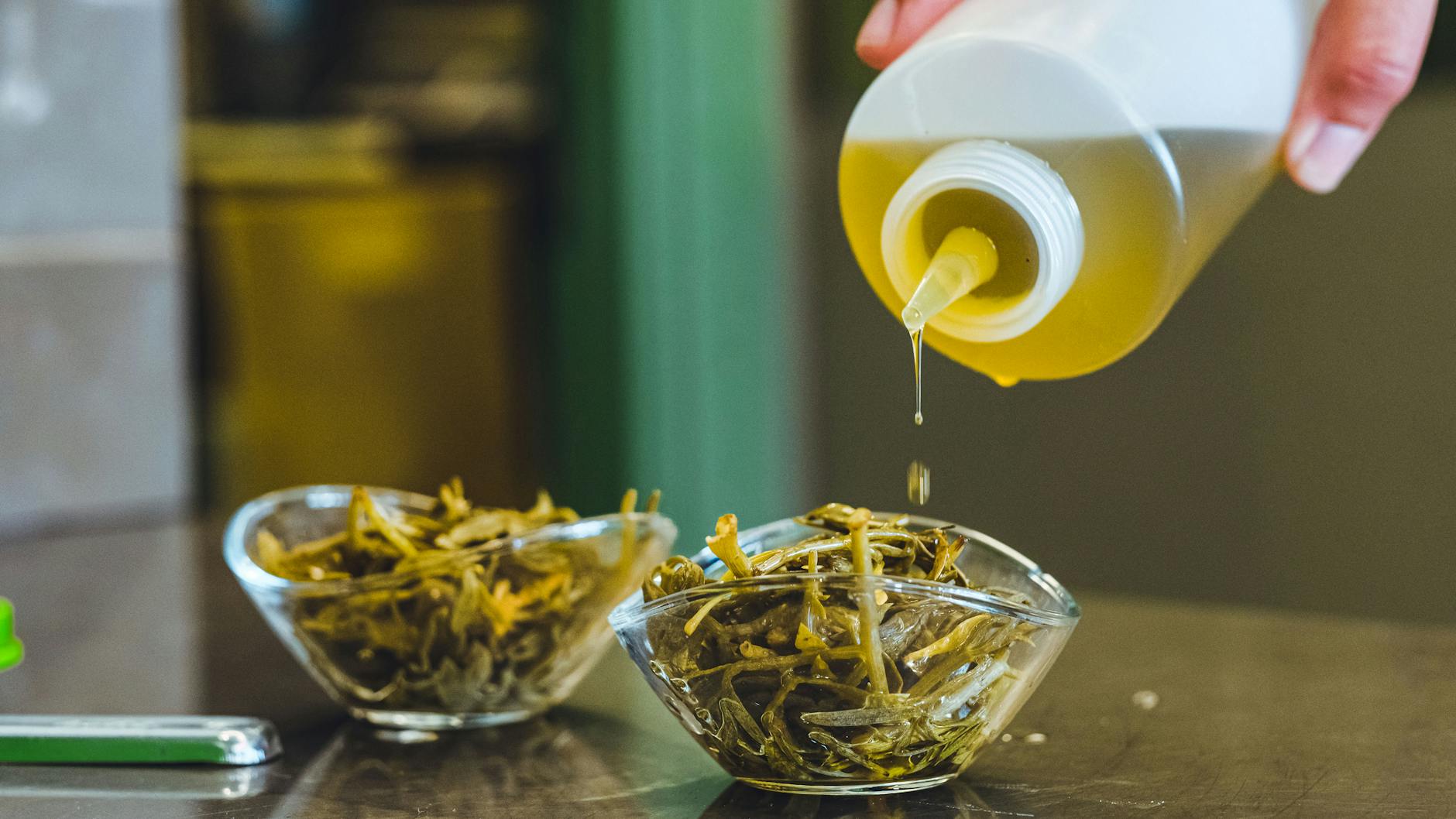 新鮮な青菜の料理にたっぷりと上質なオリーブオイルを回し掛けています。