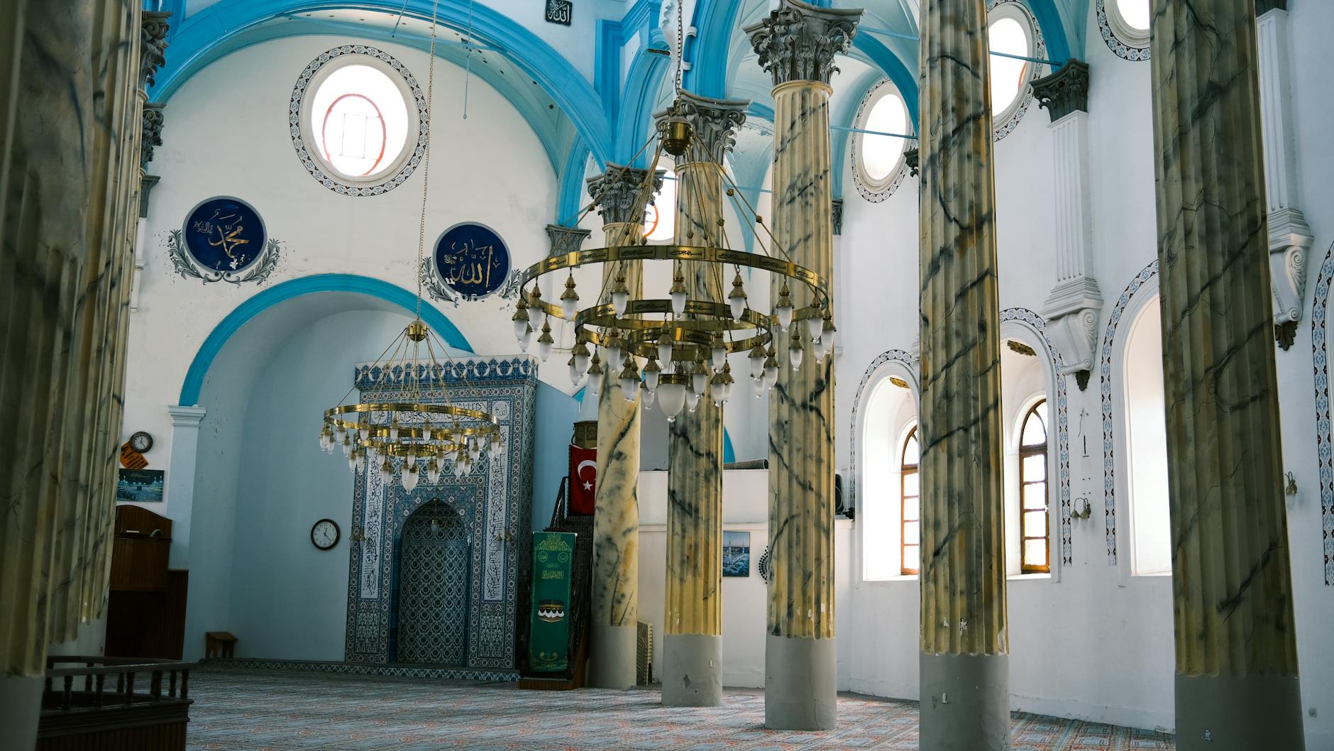 礼拝堂の壁を彩る美しいイズニック・タイルとシナンの建築美。