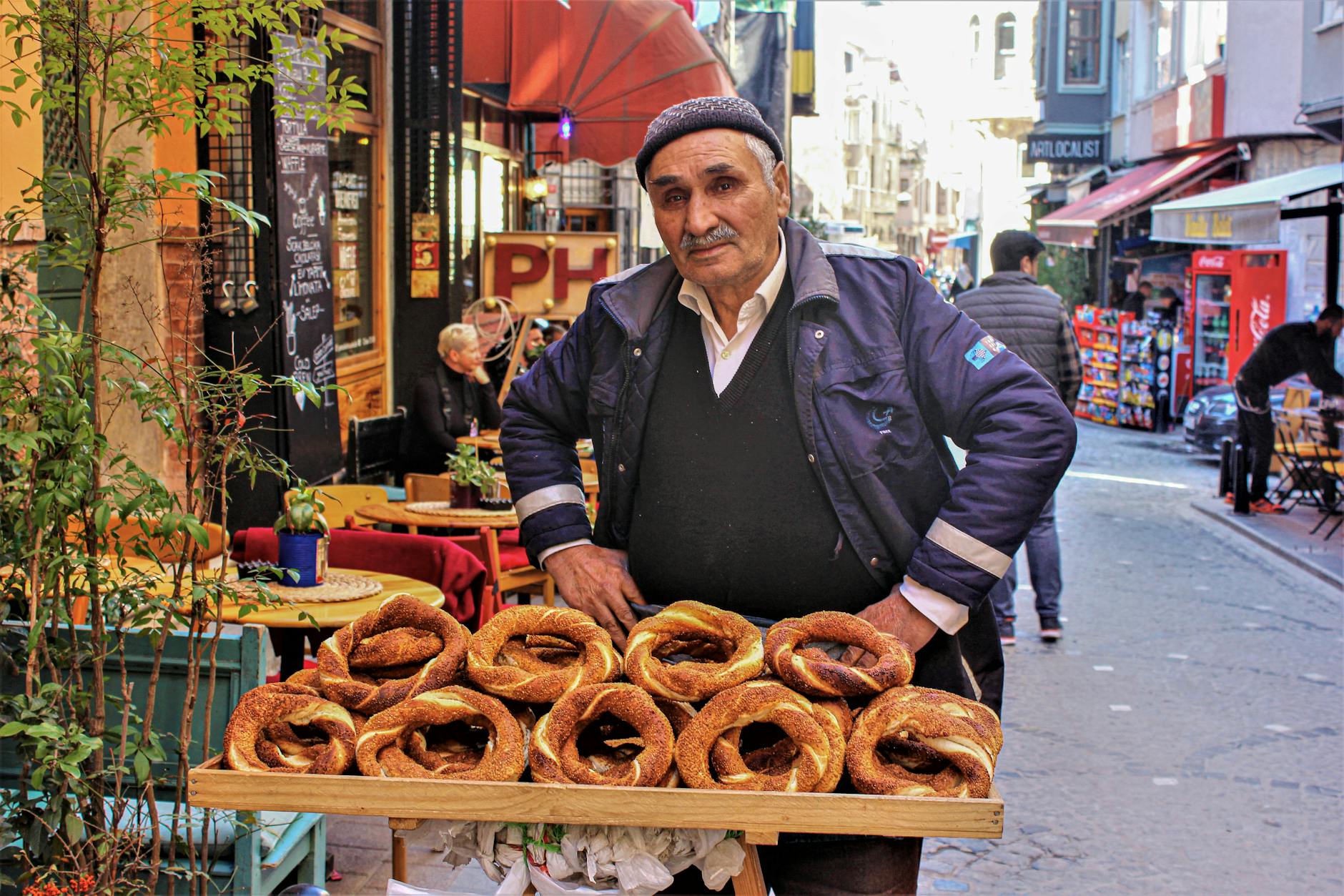 イスタンブールの街角でシミットを販売する露店商。