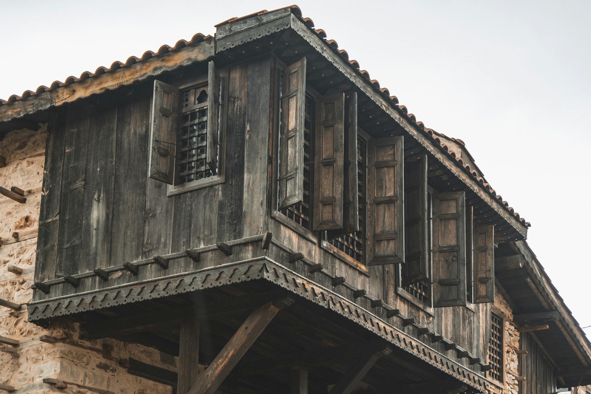 ゼイレクの古い街並みに見られる伝統的なオスマン様式の木造建築。