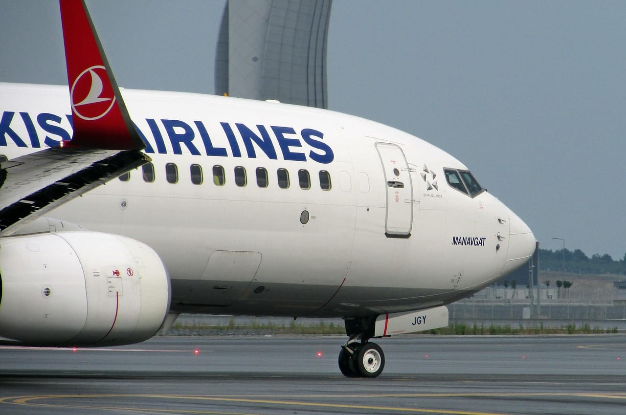イスタンブール空港で国際線から国内線へ迷わず乗り継ぐための動線と最低所要時間の目安
