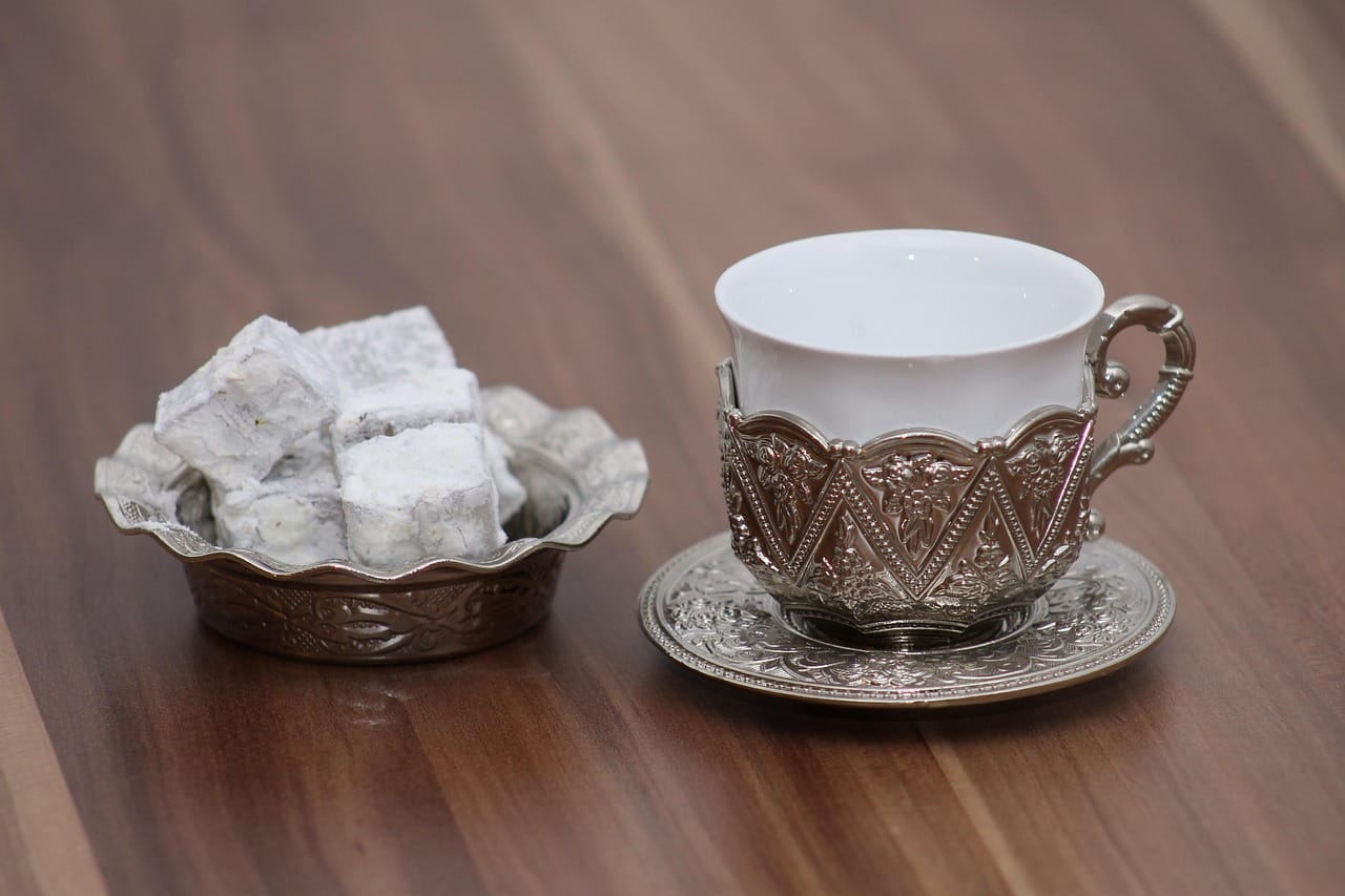 伝統的な器に入ったトルココーヒーと食後にも親しまれる甘いロクム。