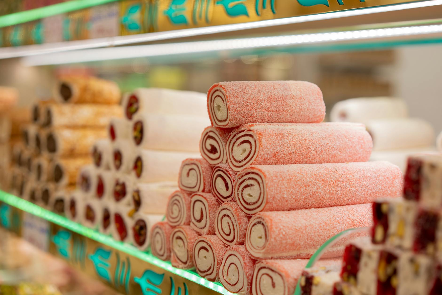 イスタンブールのデリに並ぶ色鮮やかなトルコ伝統菓子ロクム。