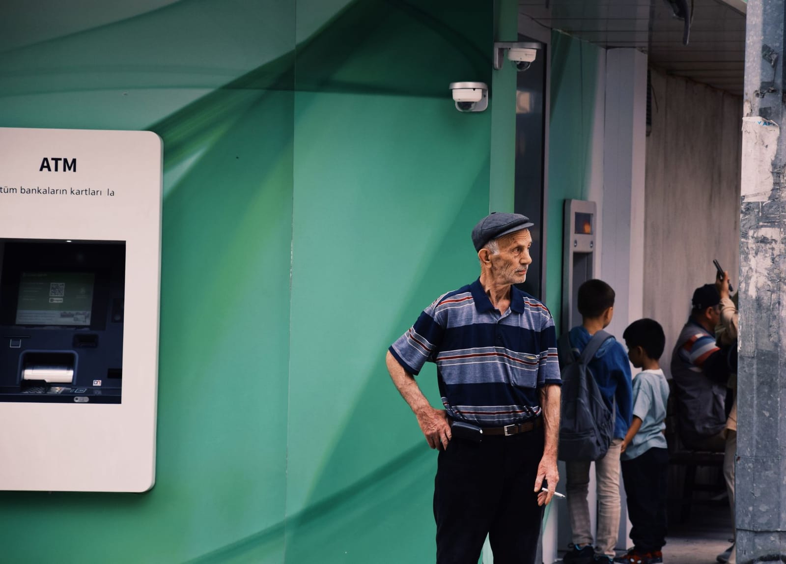 トルコの街角に設置された銀行ATMと通行人。