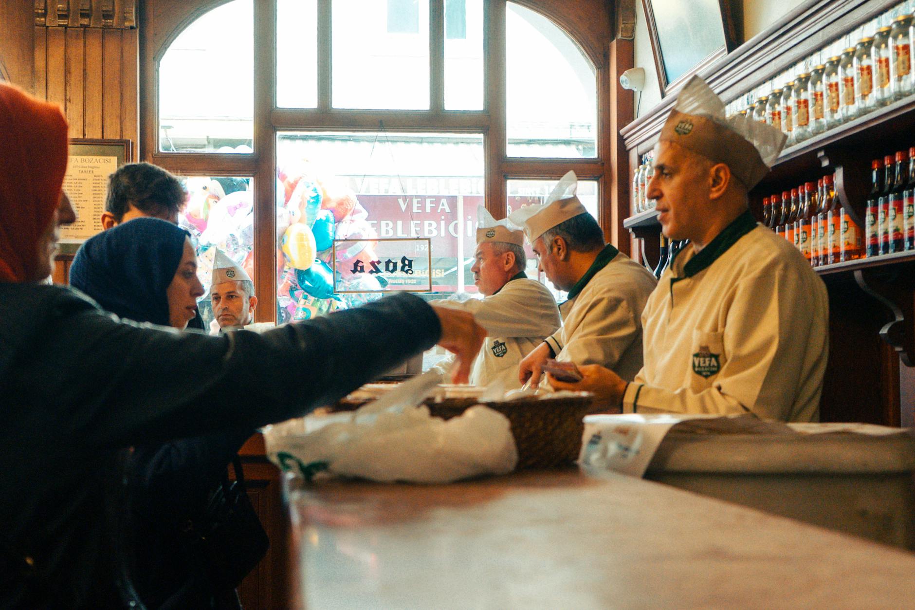 ヴェファ地区にある老舗ボザ屋で働く店員たちの様子。
